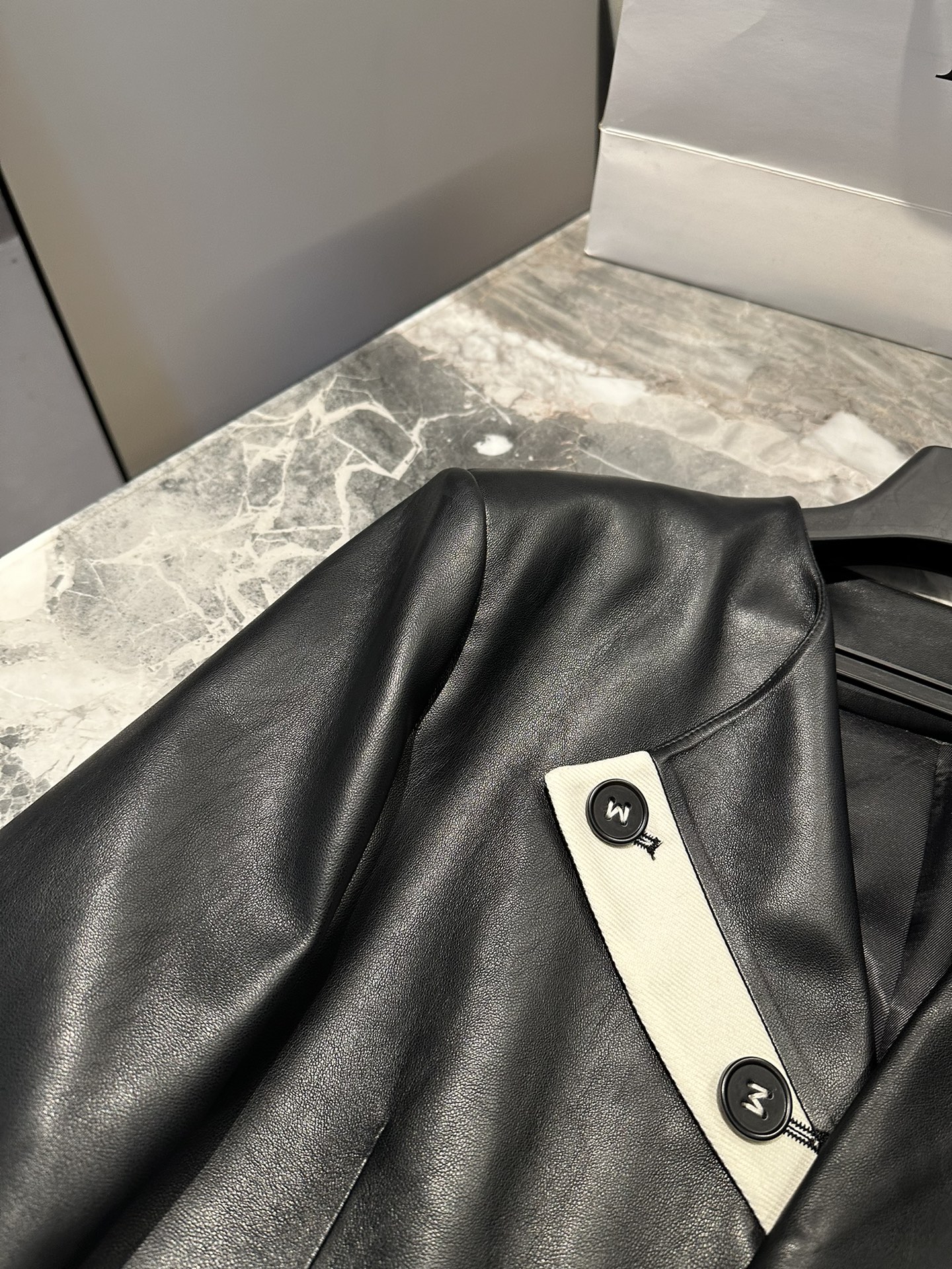 High-End Women’s Suit: MM6 Margila’s New Leather Suit with Dustproof Bags - 图片 3