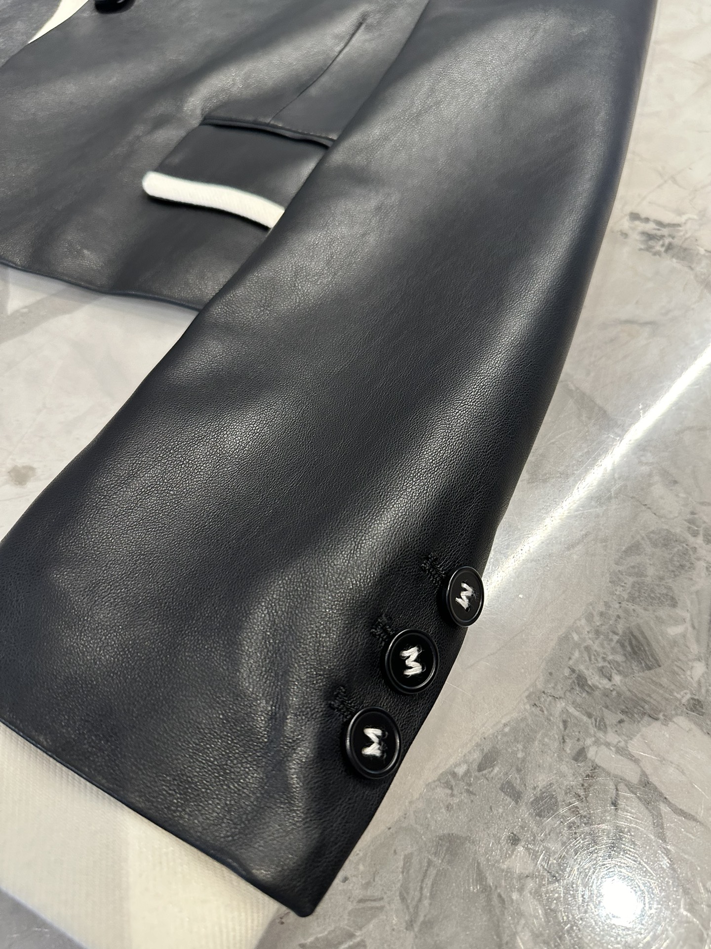 High-End Women’s Suit: MM6 Margila’s New Leather Suit with Dustproof Bags - 图片 6