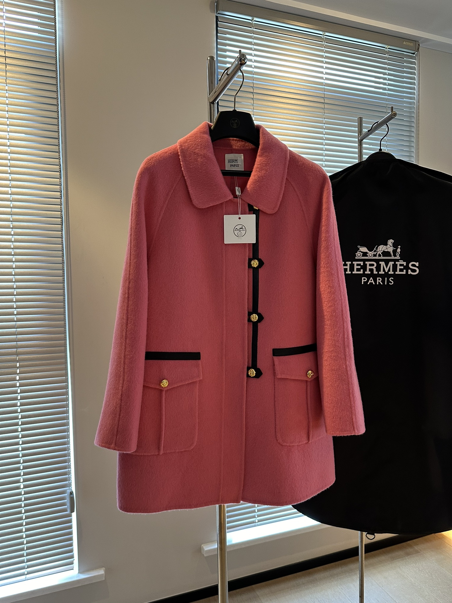 NO:710938,HMS high-end alpaca coat continues the H family's luxurious design style. Pure cowhide topstitching technology with handmade leather buckles. This is really classy. Unparalleled high-end experience. High-end 80 Australian wool alpaca. The version is very stiff.19860909HMS 高端羊驼大衣 延续H家奢华设计风格 纯牛皮明线包边工艺 配上手工皮扣 这款实在太有档次感了 无与伦比的高级体验 高端80澳洲羊毛羊驼 版型非常挺括 SM两码 s胸围102 衣长78 福利秒杀,爱马仕-服装,hermes,cowhide,,Women's clothing