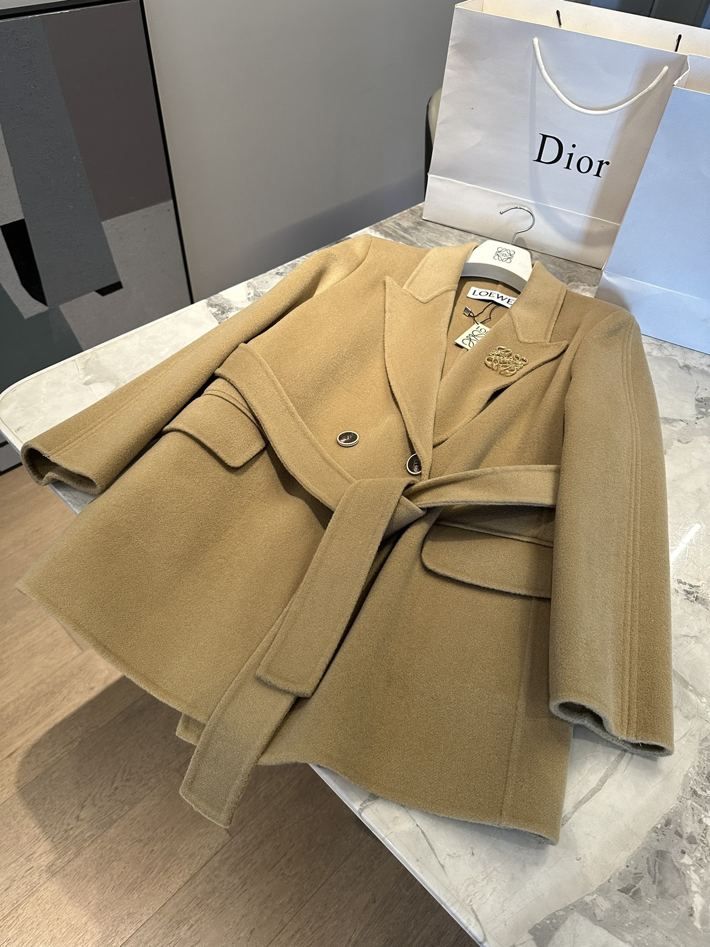 NO:638374,Lo*w'e Luo Yiwei counter retro modern style high-end double-sided cashmere suit, classic and versatile, high-end fabrics, soft feel, very stiff style, equipped with a ZG high-priced logo-style brooch. The fabric is made of 90 high-count wool and 10 cashmere, which is close to the feel of full cashmere.  suit,brooch,breastpin,alexander wang19860909Lo*w'e 罗意wei 专柜复古摩登风格高端双面羊绒西装 经典百搭 高级的面料 柔软的手感 版型非常挺括 配上一颗ZG售价多的logo式胸针 面料采用90高支羊毛10山羊绒 接近全羊绒的手感 SM两码 s胸围102 衣长76 福利秒杀559,特价 不退不换不包邮,loewe,business suit,brooch，breastpin,alexander wang,Women's clothing