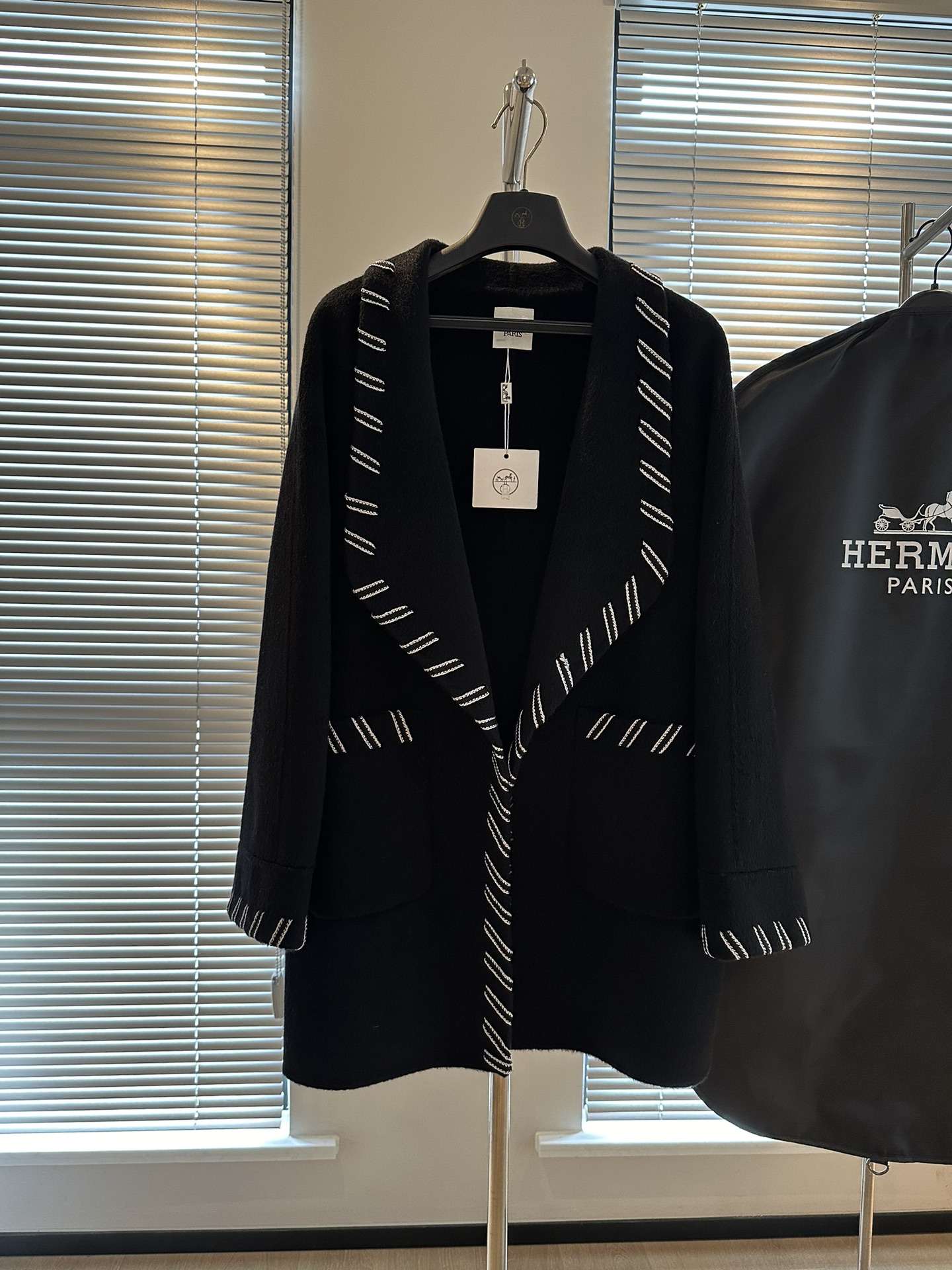 NO:638409,[Off the shelf] HMS SENIOR top-quality high-count American and Australian wool, quality coat, custom-made fabrics at the counter. The placket is the characteristic of the whole garment. It is made of high-end silver ribbon weaving. It has a sense of sophistication that can be felt at a glance. It is made of Merino Australian wool. It feels soft and waxy. The original price is more than two sizes SM19860909【下架】HMS SENIOR 顶级高支美澳羊毛 品质大衣 专柜定制面料 门襟是整衣的特色 做了高级的银丝织带编织 一眼就能感受到的精致感 采用美利奴澳洲羊毛 手感软糯 原价多 SM两码 s胸围106 衣长80 尊享福利699,特价 不退不换不包邮,alexander wang,Women's clothing