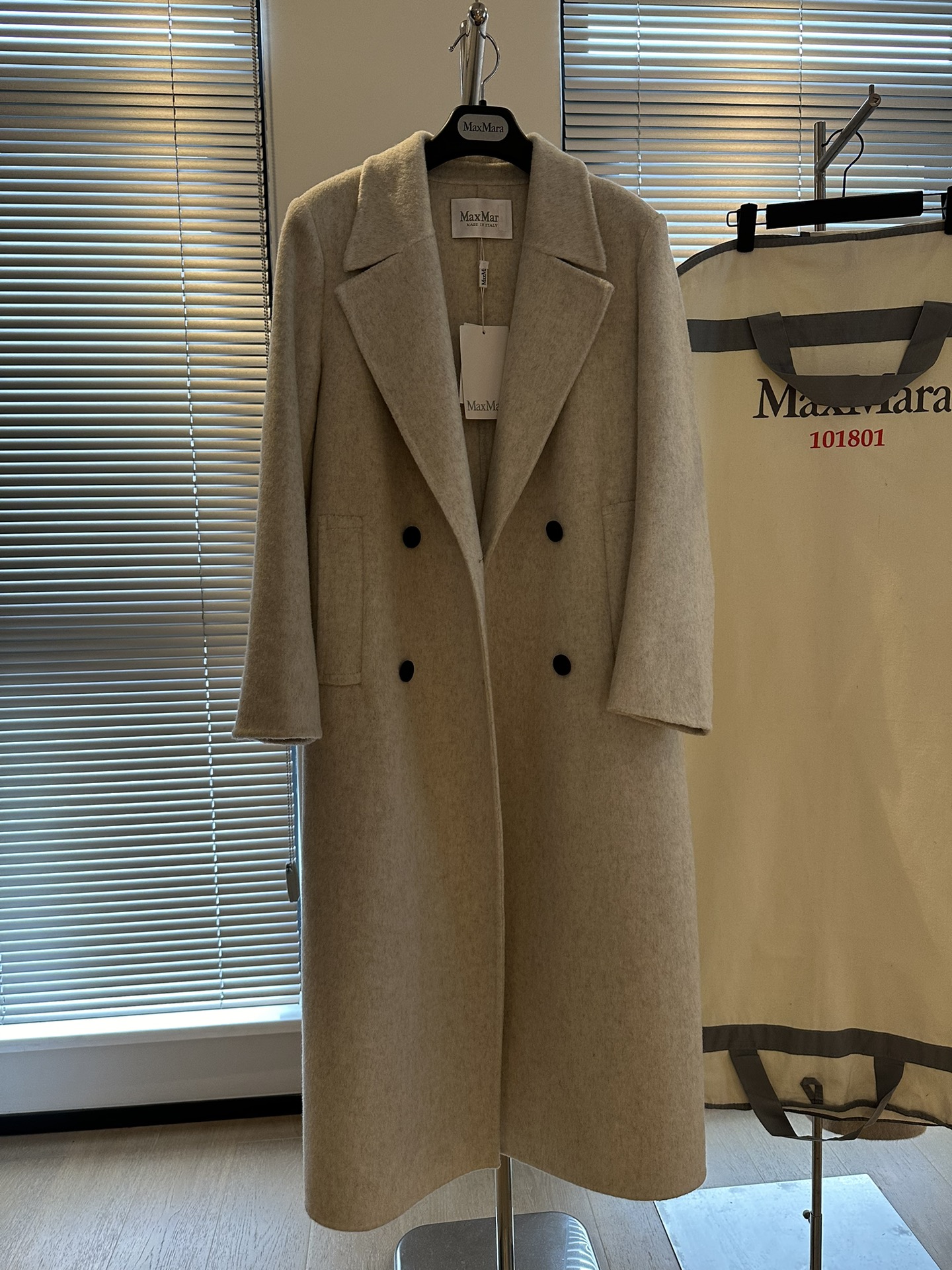 NO:638348,MaxMa*'a classic four-button suit collar coat ZG high version hot-selling version. It is matched with this year's hot ivory rice. It has a very textured color. 90 Australian ultra-fine wool cashmere. The plush density is very high. It is quite thick. The long shoulder is very versatile. The upper body is full of high-end casually matched. SM two sizes. s Bust 102. Length 113. Bonus flash sale, special price. No refunds, no exchanges, no free shipping, business suit, alexander wang19860909MaxMa*'a 经典四扣西装领大衣 ZG高版本热销版型 搭配了今年大热的象牙米 非常有质感的色彩 90澳洲超细羊毛山羊绒 毛绒密度很高 相当厚实 长筒正肩非常百搭 上身随意搭配都是满满高级感 SM两码 s胸围102 衣长113 福利秒杀,特价 不退不换不包邮,business suit,alexander wang,Women's clothing