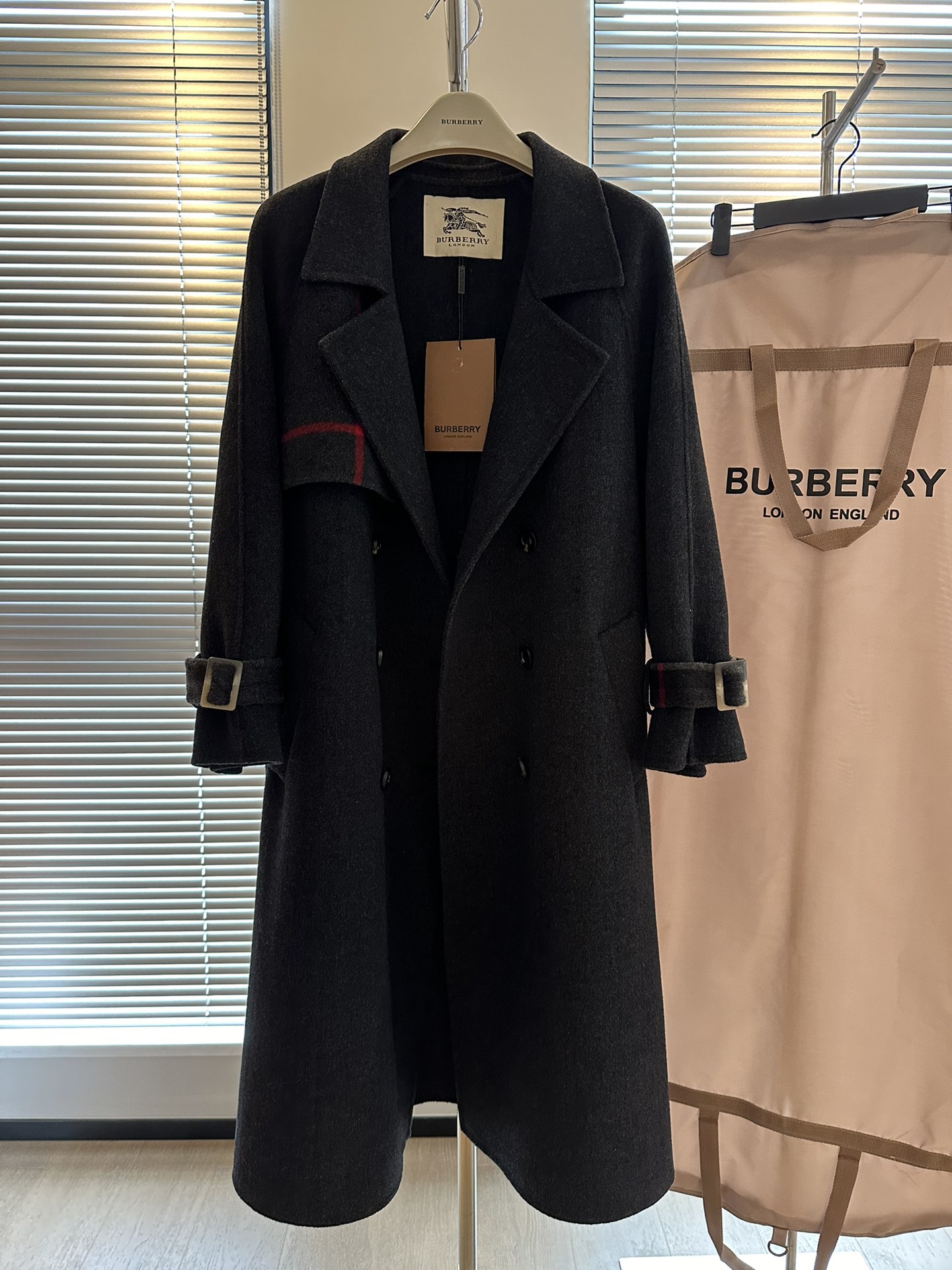 NO:638370,[Top luxury goods] BURRY top counter same style 20 high content cashmere coat Laio Paino Italian top 20 cashmere. Every year, you can't live without a British royal plaid coat. B family's classic windbreaker style, no reason to refuse. SM two sizes, s bust 106, length 108. Welfare flash sale, special price, no return, no exchange, no free shipping, burberry, alexander wang19860909【顶奢好物】BURRY顶级专柜同款20高含量羊绒大衣 Laio Paino意大利顶级20山羊绒 每年都离不开一件英国皇家格纹的大衣 B家经典风衣版型 没有拒绝的理由 SM两码 s胸围106 衣长108 福利秒杀,特价 不退不换不包邮,burberry,alexander wang,Women's clothing