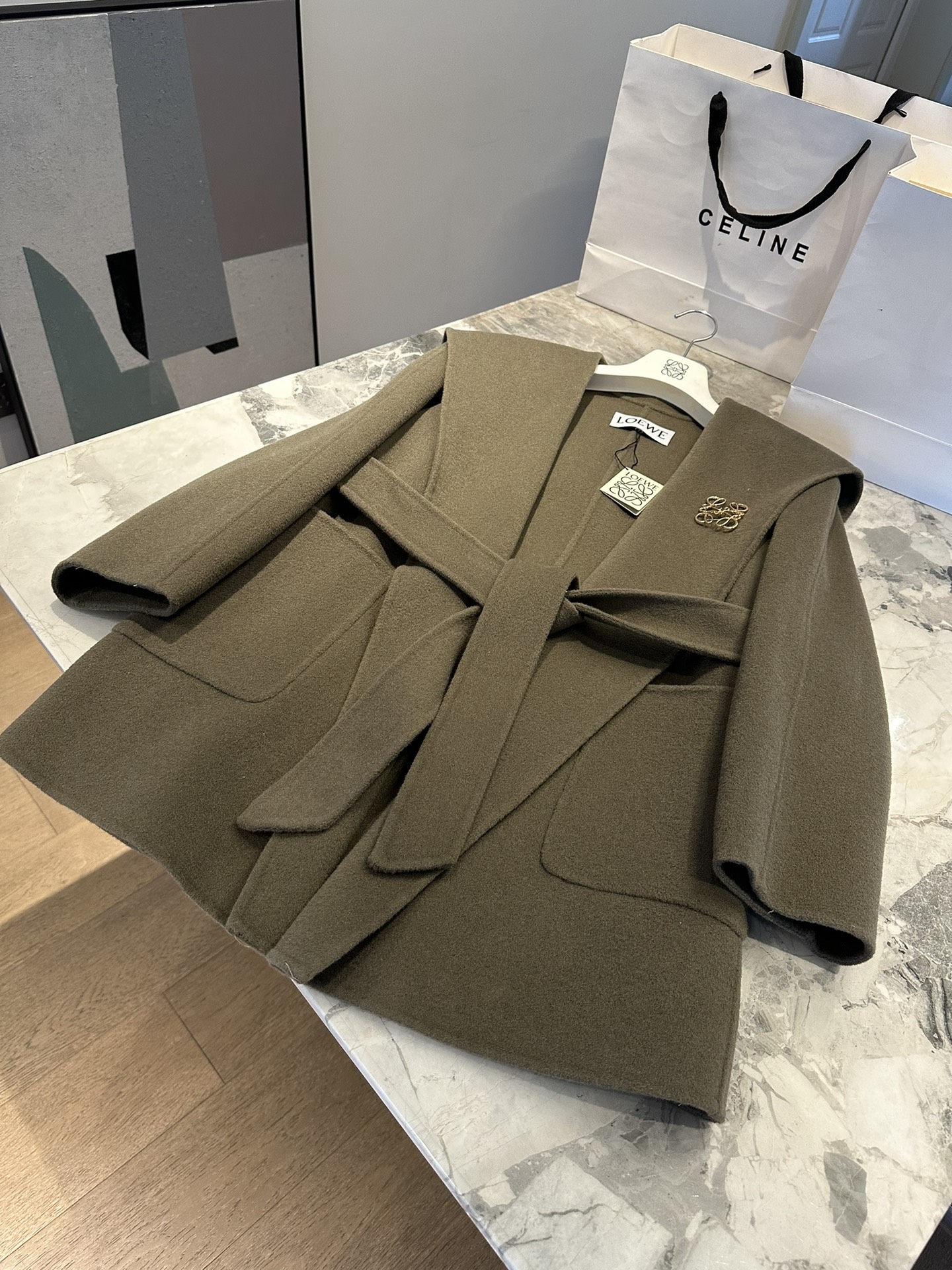 NO:638359,LOEW& Luo Yi V counter cashmere coat Cashmere10 series high-end customized color card is really eye-catching. Large lapel small bathrobe version full of high-end texture. The tag price of 20,000+ at the counter is prohibitive, but I can give the babies benefits. SM s bust 102, length 73, exclusive benefits, special price, no refunds, no exchanges, no free shipping, loewe, loewe, alexander wang19860909LOEW& 罗意V 专柜同款羊绒大衣 Cashmere10系列 高端定制的色卡 实在太吸睛了 大翻领小浴袍版型 满满的高档质感 专柜2w+的吊牌价望而却步 但是我能给到宝宝们福利哦 SM s胸围102衣长73 尊享福利,特价 不退不换不包邮,loewe,loewe,alexander wang,Women's clothing