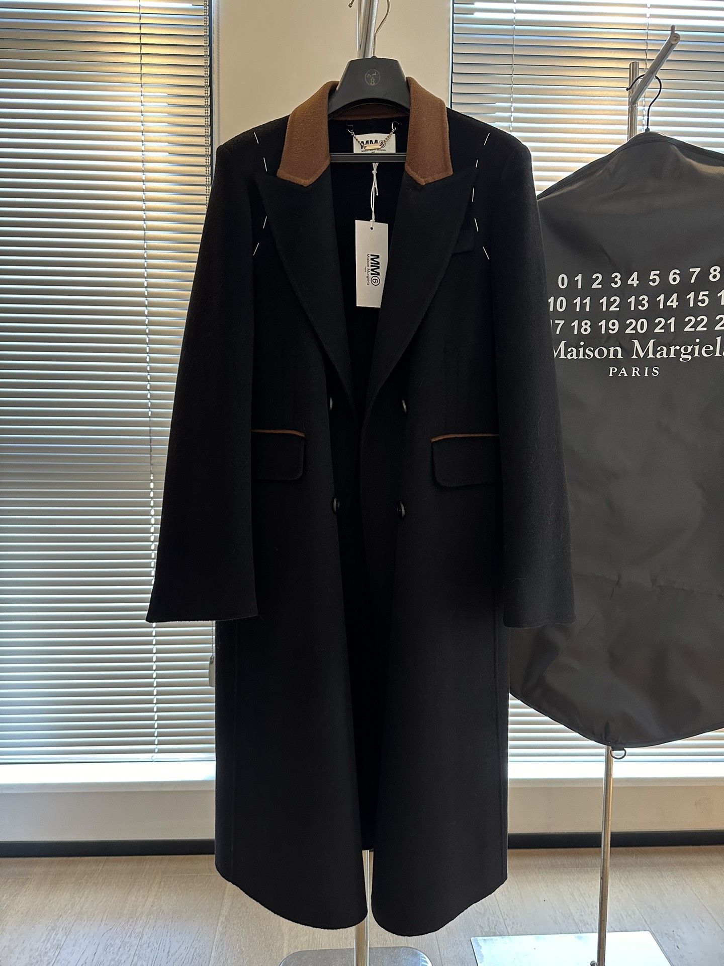 NO:638401,Masion Margiel* Margiela Cashmere Coat This one is so beautiful. Same style as ZG in Paris, France. Original fabric. High content of 20 cashmere. The drape and hand feel are perfect. Ma's unique design style. Luxurious top accessories. A sense of high-end that can be felt at a glance. It is indeed very classy. Two sizes sm. Bust 104. Length 108. Bonus flash sale, special price. No return, no exchange, no free shipping, masion margiela, alexander  wang19860909Masion Margiel* 马吉拉羊绒大衣 这件太好看了 法国巴黎ZG同款 专柜 原版面料 高含量20羊绒含量 垂感手感都做到极致 Ma家独有的设计风格 奢华顶级辅料配件 一眼就能感受到的高级感 确实非常有档次 sm两码 s胸围104 衣长108 福利秒杀,特价 不退不换不包邮,masion margiela,alexander wang,Women's clothing