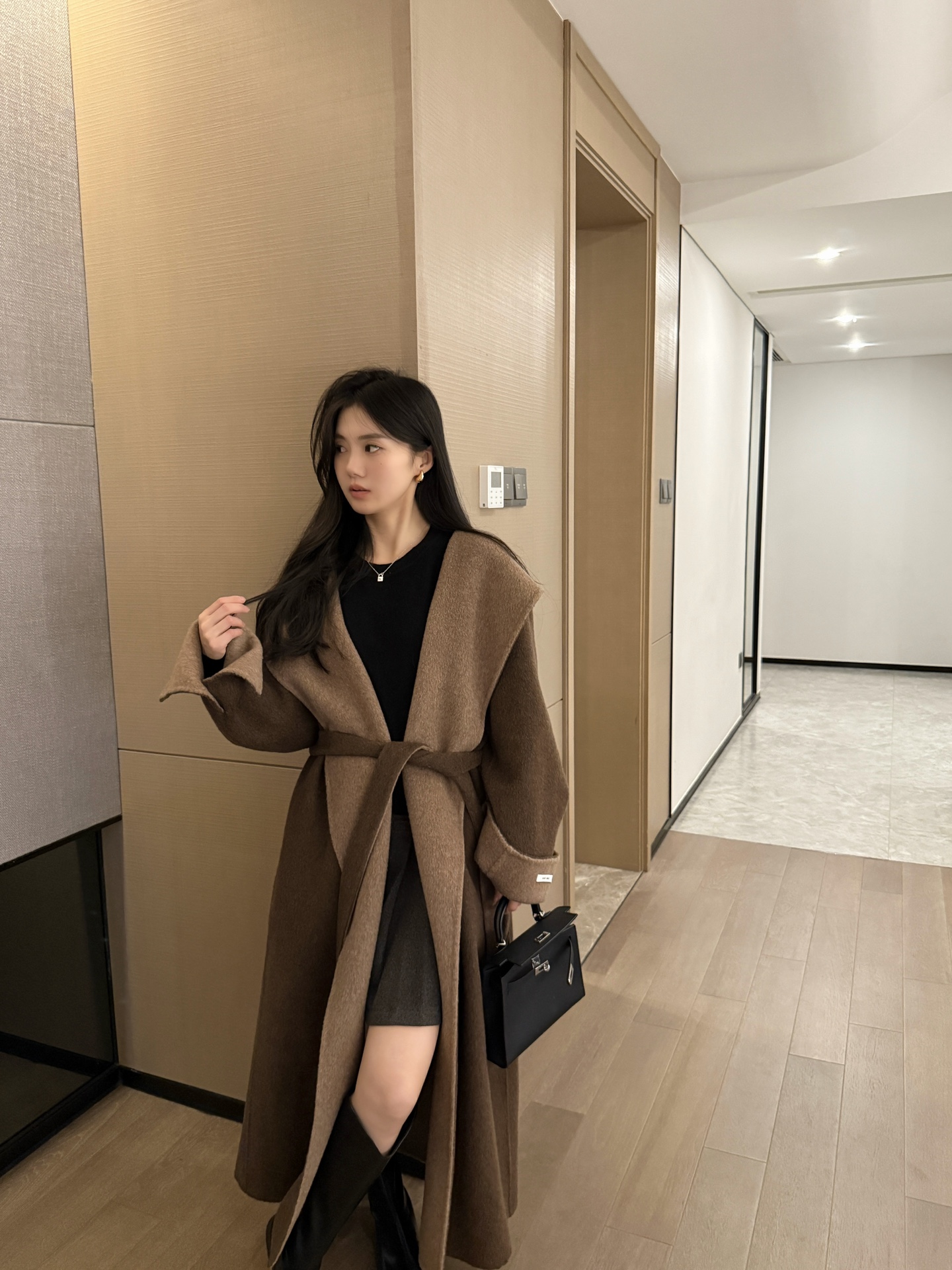 Elegant MaxMa'ra Inspired Two-Tone Cashmere Blend Hooded Bathrobe 7 i1731985655 5314 0