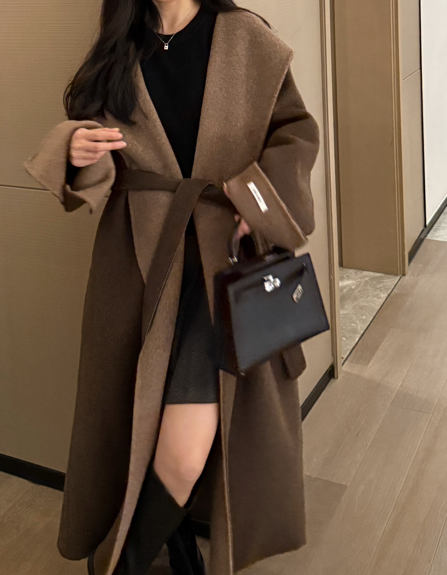 Elegant MaxMa'ra Inspired Two-Tone Cashmere Blend Hooded Bathrobe 6 i1731985655 83 0