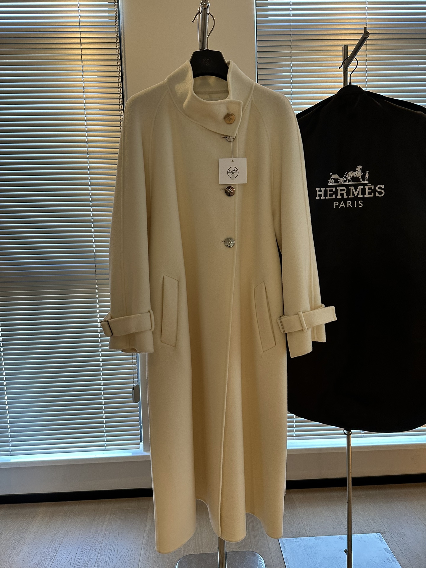 NO:636928,HMS Hermes S's same style high-grade cashmere coat, 7.6 cashmere content, super soft and waxy to the touch, H's iconic stand-up collar design, equipped with the same gold-plated buckle as H's, full of texture, you can really enjoy the texture of a 10,000-yuan coat. It is absolutely genuine and a good deal to buy off-season. SM s bust 106, length 112, off-season flash sale, Maxmara-clothing, hermes, gold plating, alexander wang19860909HMS 爱马S 同款高等级羊绒大衣 7.6山羊绒含量 手感超级柔糯 H家标志性的立领设计 配备了H同款镀金扣 质地十足 真正的享受万元级别大衣质感 绝对货真价实 反季入手确实划算 SM s胸围106 衣长112 反季秒杀,麦丝玛拉-服装,hermes,gold plating,alexander wang,Women's clothing