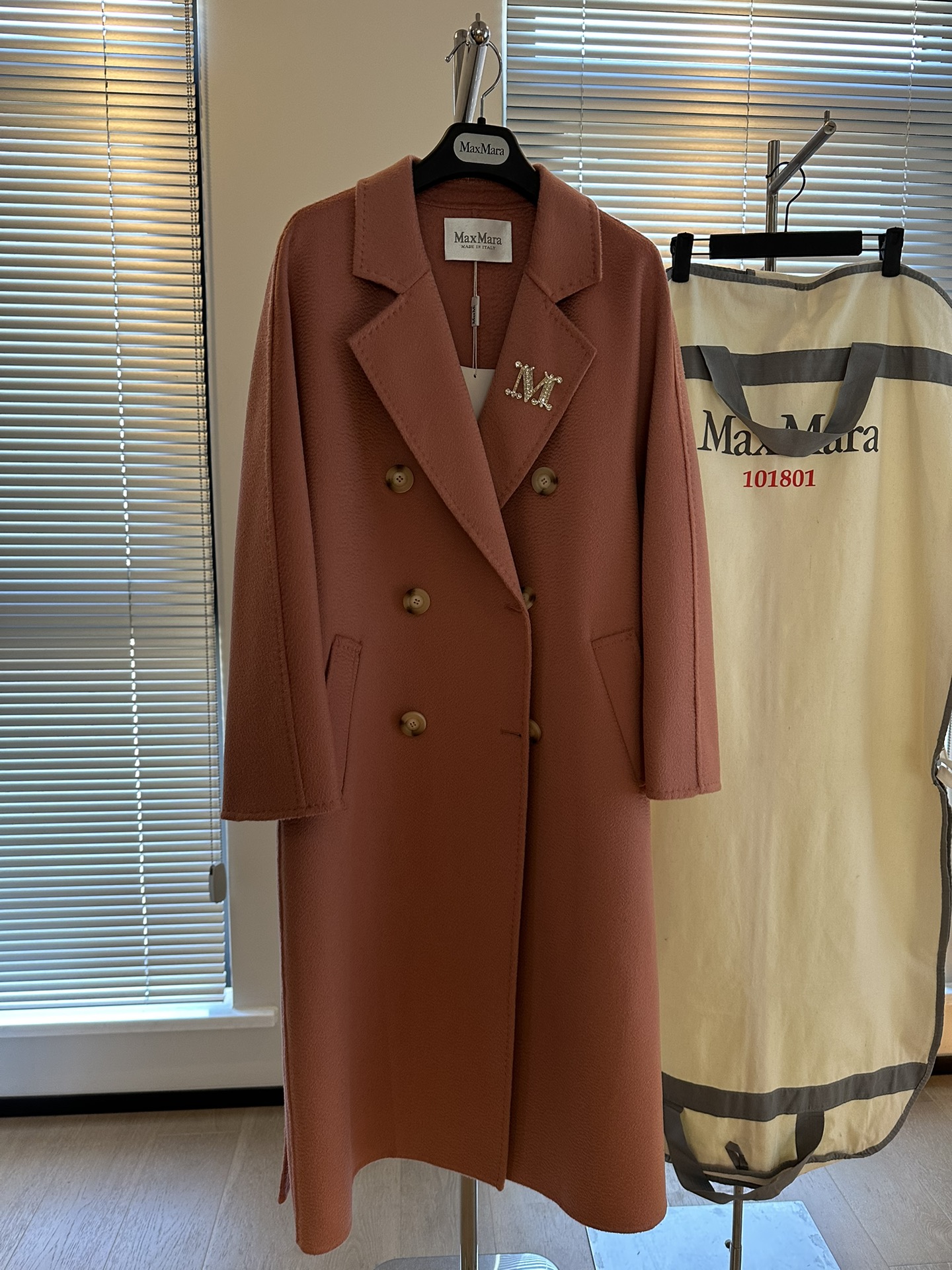 NO:638351,[Top quality] Max'Mara 101801 M's classic cashmere version. Order today and get the same crystal brooch with diamonds from the M's counter. Super high quality. Made of top Lrio Piano top cashmere. 90 Australian wool 10 cashmere water ripple material. The drape is invincible. The upper body is full of high-end. sm two sizes, s bust 102, length 108. Bonus flash sale, special price.  No return, no exchange, no free shipping, brooch, breastpin, alexander wang19860909【顶级质感】Max'Mara 101801 M家经典羊绒版型 今日下单赠送M家专柜同款水晶带钻胸针 超高品质 采用顶级Lrio Piano顶级羊绒 90澳毛10羊绒水波纹材质 垂感无敌好 上身满满高级感 sm两码 s胸围102 衣长108 福利秒杀,特价 不退不换不包邮,brooch，breastpin,alexander wang,Women's clothing