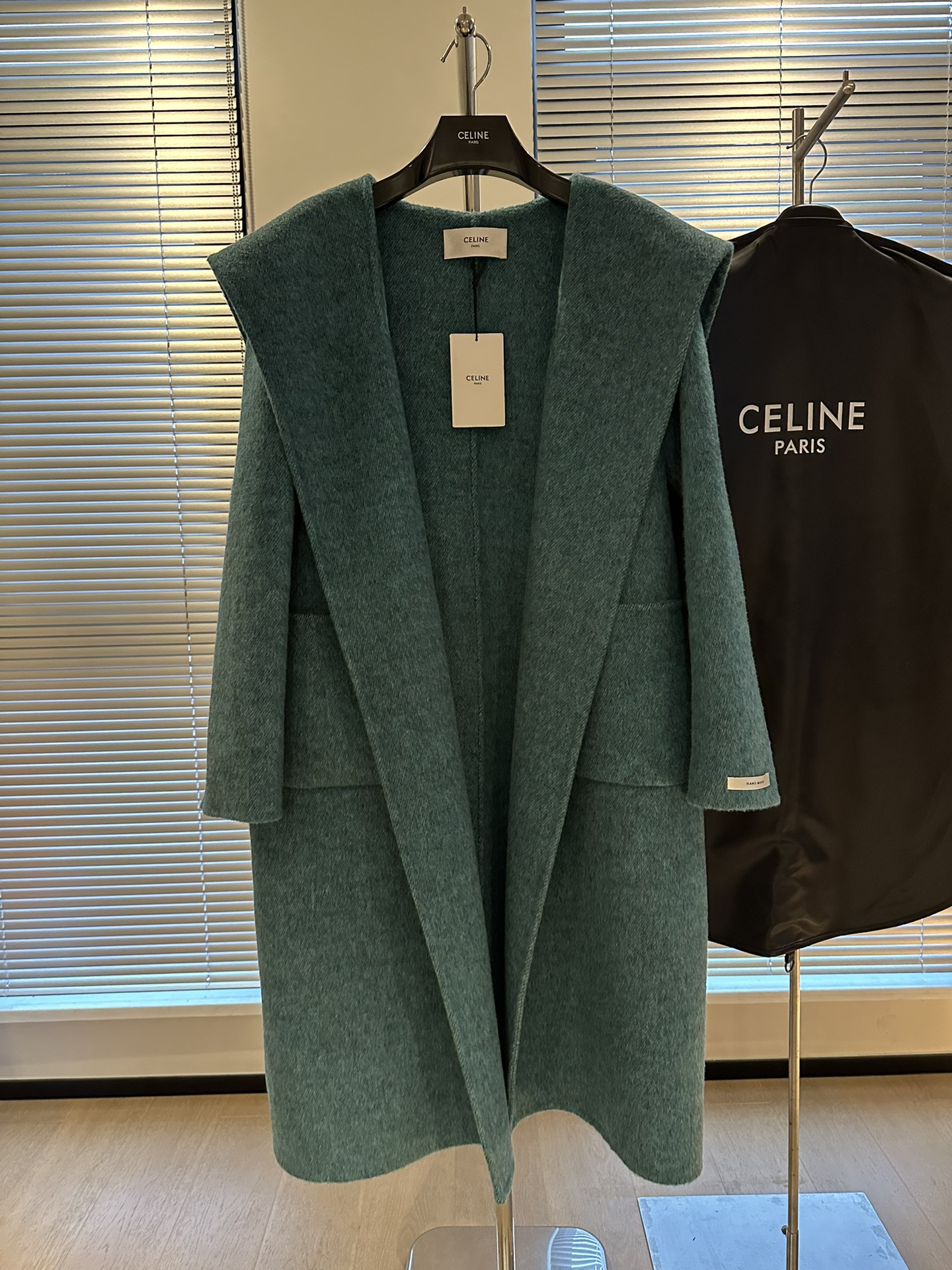 NO:710919,Cel*ne Serlin [Long Version] Premium Wool Bathrobe Coat. High-end Australian wool is thickened and warm. High-weight fabric. It can keep the coat crisp and high-quality at all times without ironing. The front of the whole garment adopts a simple bathrobe design. The back has a fashionable angel wing lapel. It is suitable for various scenes such as daily commuting parties in autumn and winter. SM two sizes s112, length 115. Welfare flash sale, Celine-clothing, celine,19860909Cel*ne 瑟lin【大长版】高级羊毛浴袍大衣 高端澳洲羊毛加厚保暖 高克重面料 无需熨烫也能时刻保持大衣的挺括高级感 整衣正面采用简约的浴袍设计 背面做了时髦大气的天使之翼大翻领 适用于秋冬日常通勤聚会等多种场景 SM两码 s112 衣长115 福利秒杀,赛琳-服装,celine,,Women's clothing