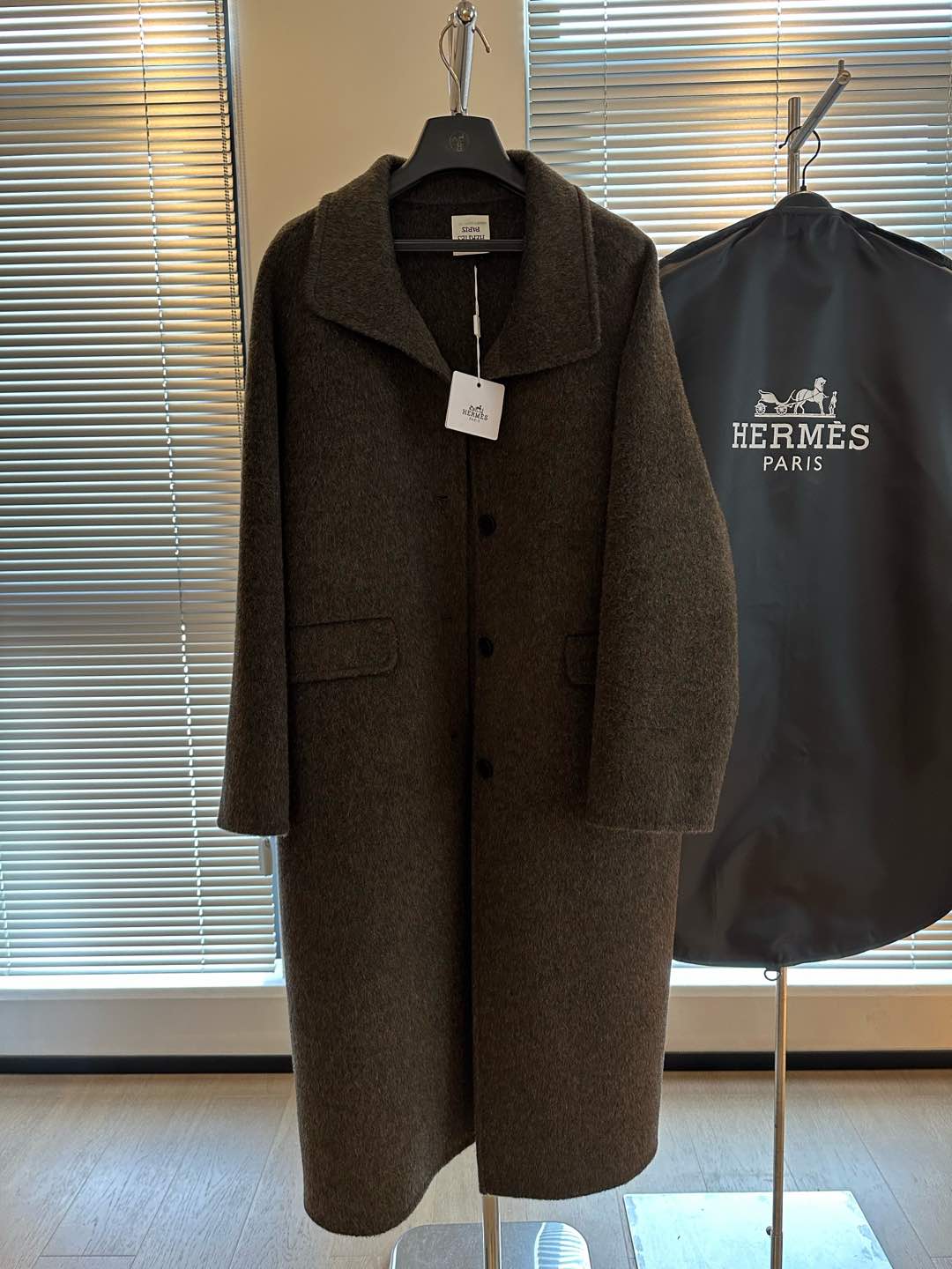 NO:638372,HMS' high weight and thickened vicuña coat, new model at the counter, very elegant simple gray color, very simple small square collar design, real luxury cashmere coat from a big brand, 90 high count Australian wool, 10 vicuña, high weight and thickened, equivalent to 2 times that of ordinary coats, the quality is definitely the ceiling in this price range, SM two sizes, bust 112, length 115, bonus flash sale, special price  No return, no exchange, no free shipping, alexander wang19860909HMS' 高克重加厚骆马绒大衣 专柜新款 很素雅的简谱灰 很简约的小方领设计 真正的大牌奢华羊绒大衣 90高支澳毛 10骆马绒 高克重加厚 相当于普通大衣的2倍 品质这块绝对是这个价位中的天花板了 SM两码 s胸围112 衣长115 福利秒杀,特价 不退不换不包邮,alexander wang,Women's clothing
