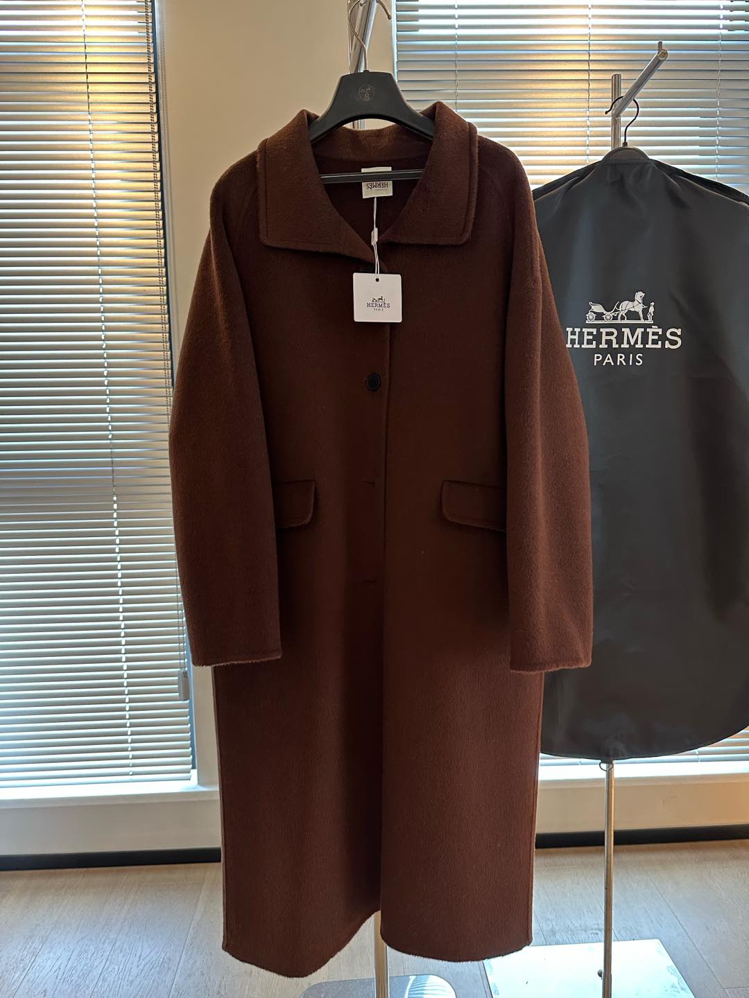 NO:638369,HMS' high weight and thickened vicuña coat, new model at the counter, very elegant burgundy red, very simple small square collar design, real luxury cashmere coat from a big brand, 90 high count Australian wool, 10 vicuña, high weight and thickened, equivalent to 2 times that of ordinary coats. The quality is definitely the ceiling in this price range. SM two sizes, bust 112, length 115, bonus flash sale, special price  No return, no exchange, no free shipping, alexander wang19860909HMS' 高克重加厚骆马绒大衣 专柜新款 很素雅的勃艮第红 很简约的小方领设计 真正的大牌奢华羊绒大衣 90高支澳毛 10骆马绒 高克重加厚 相当于普通大衣的2倍 品质这块绝对是这个价位中的天花板了 SM两码 s胸围112 衣长115 福利秒杀,特价 不退不换不包邮,alexander wang,Women's clothing