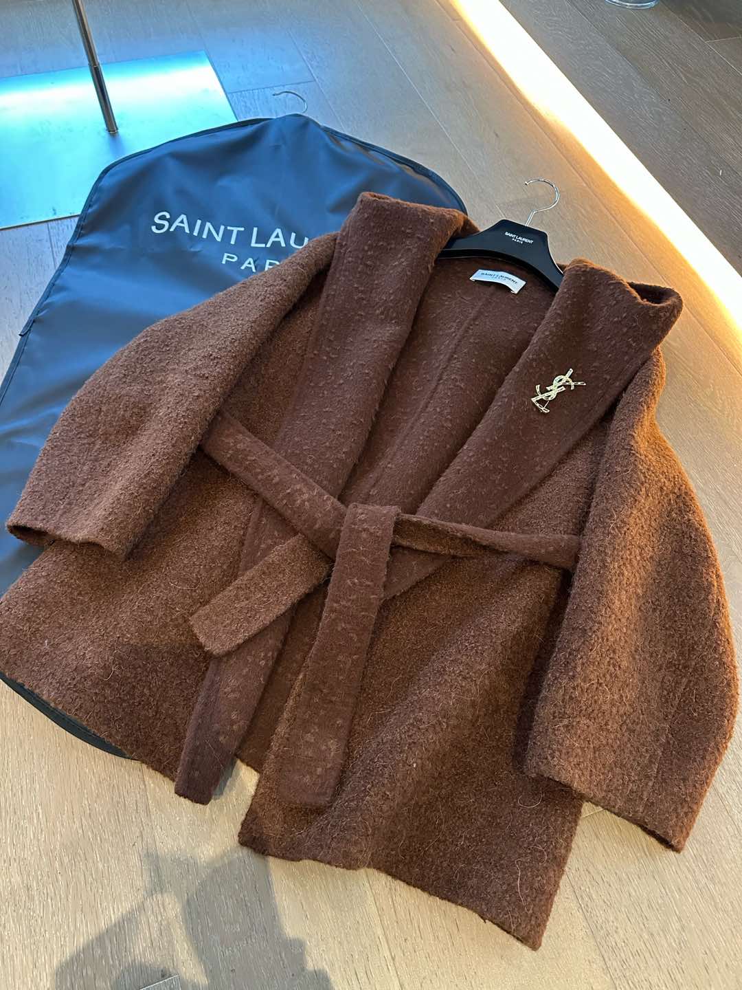 NO:638392,Saint Laurent Saint Laurent high-end Suli alpaca small bathrobe cashmere coat. It is made by Saint Laurent designers. It is an absolutely high-quality coat. It has a very simple and casual relaxed design. It comes with the same gold-plated brooch as the YSL counter. It shows the design style of the fashion brand. The texture is super. This full score is recommended for babies. One size fits all. Bust 112. Length 75. Bonus flash sale, special price. No refunds, no exchanges, no free shipping, saint laurent, saint  laurent,saint laurent,loewe,brooch,breastpin,gold plating,alexander wang19860909Saint Laurent 圣罗兰高级苏力羊驼绒小浴袍羊绒大衣 圣罗家设计师倾力打造 绝对的高品质大衣 很简约休闲的松弛感设计 配送YSL专柜同款镀金胸针 彰显了时尚潮牌的设计风格 质感超级棒 这款满分推荐给宝宝们 均码 胸围112 衣长75 福利秒杀,特价 不退不换不包邮,saint laurent,saint laurent,saint laurent,loewe,brooch，breastpin,gold plating,alexander wang,Women's clothing