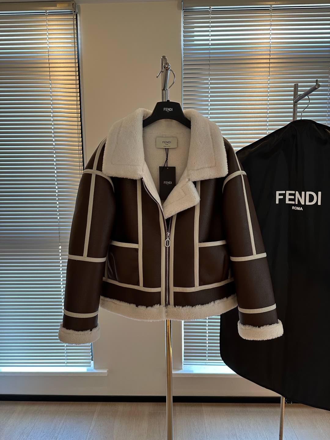 P1265 High-end quality women’s suit with dustproof bag Fend* Diffen pellets are warmer than feathers