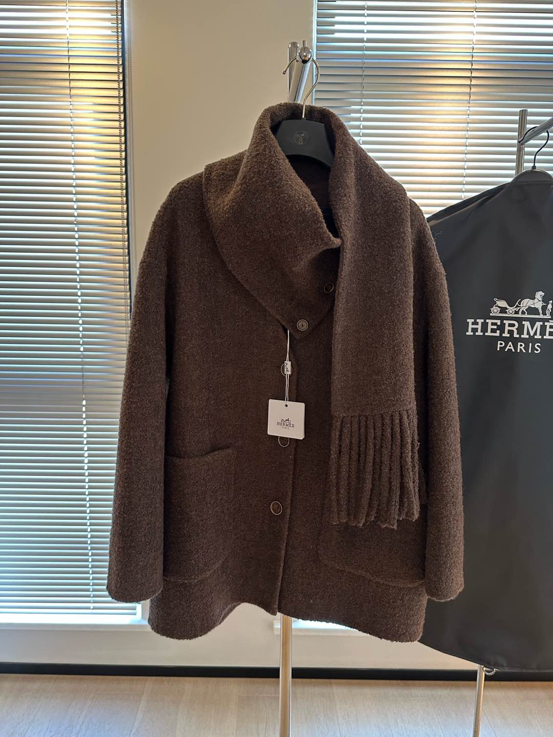 NO:638396,HMS H family's high-end socialite series cashmere scarf is awesome. The version is perfect. Whoever wears it will look good. Enjoy the high-end grained circling high-count wool. The most popular fabric this year. Original quality. Thickened Australian wool soft fabric. The version is very stiff. Full of materials. Top quality. Perfect fit. Only high-quality SM two sizes for coats. s Bust 120. Length 76. Benefit flash sale, special price. No refunds, no exchanges, no free shipping, alexander wang19860909HMS H家高端名媛系列羊绒围巾款 太棒了 版型做到极致 谁穿谁好看 尊享高端颗粒圈圈高支羊毛 今年最流行的面料 原单品质 加厚澳毛柔和面料 版型非常挺括 用料十足 顶级品质 完美版型 大衣只选高品质的 SM两码 s胸围120 衣长76 福利秒杀,特价 不退不换不包邮,alexander wang,Women's clothing