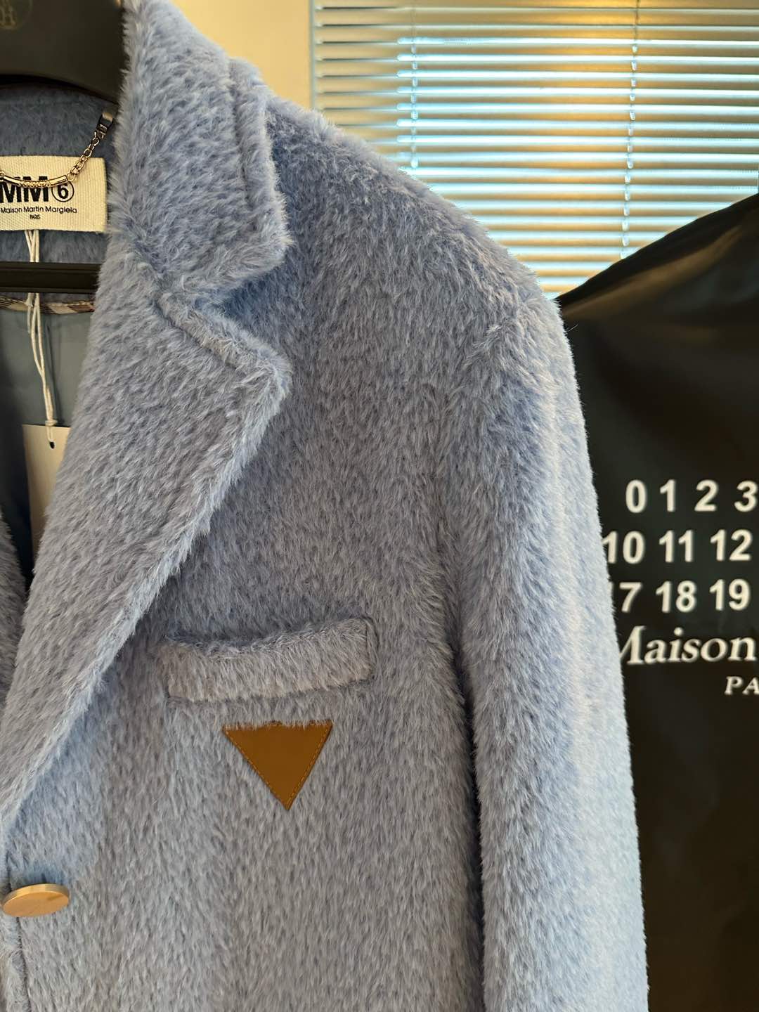 “High-End Women’s Suit: MM6 Magellas-Survet with Super-High-Camel-Flue-Flush Fabric” - 图片 5