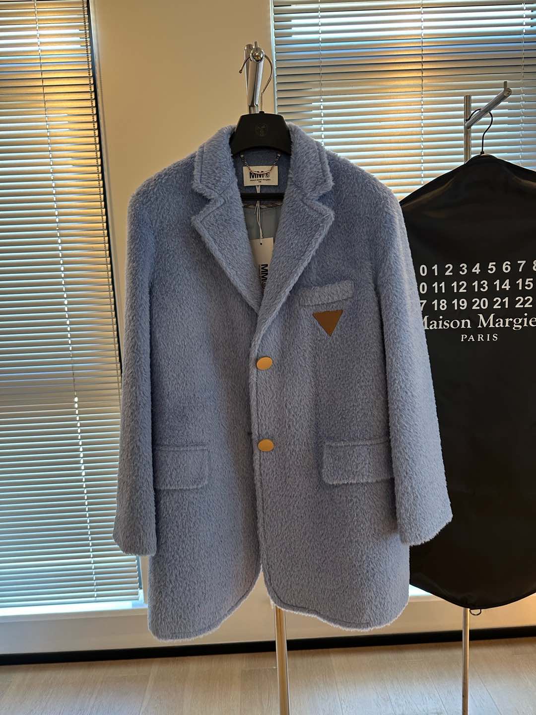 “High-End Women’s Suit: MM6 Magellas-Survet with Super-High-Camel-Flue-Flush Fabric”