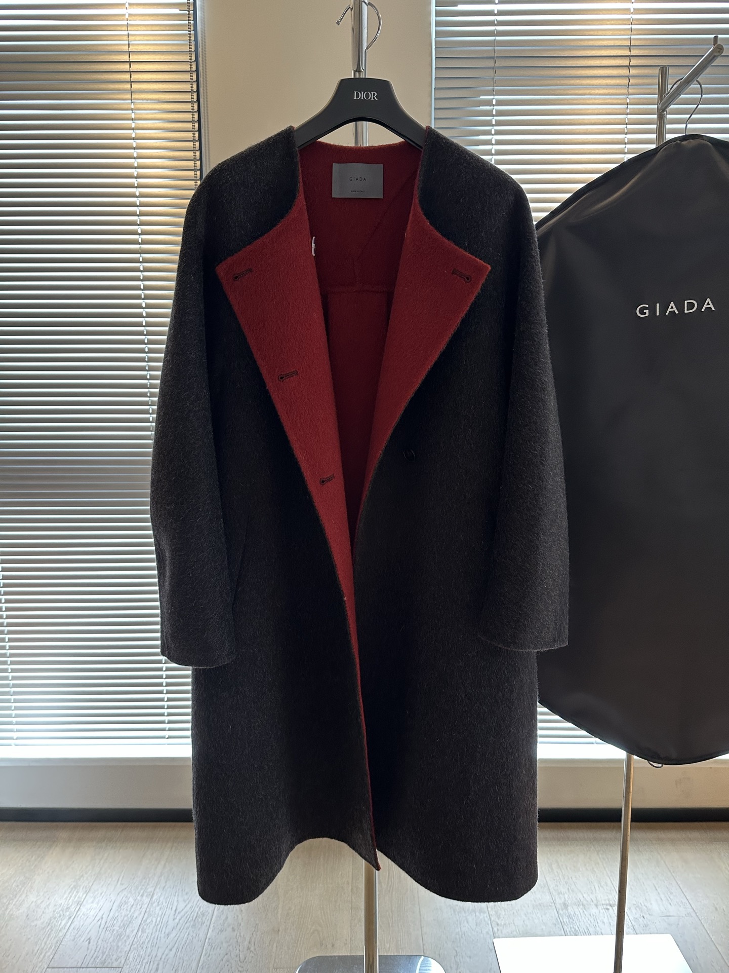 NO:638321,Giad*Gada niche luxury cashmere coat, simple and simple design style, high-end elegance, focusing on the quality of clothing texture. The main color of AB surface is matched with high-grade carbon gray. The inner surface is matched with Angora red. Very high-end color system. 11.2 yak down (long hair) + 88 Australian wool. Real materials. Appropriate four-digit price tag at the mall counter  No return, no exchange, no free shipping, alexander wang19860909Giad*加达 小众奢侈羊绒大衣 简约简单的设计风格 高级优雅注重衣服质感品质 AB面主色搭配了高级碳灰 内面配上了安哥拉红 非常高端的色系 11.2牦牛绒（长毛）+88澳洲羊毛 真材实料 上商场专柜妥妥的四位数标价 SM两码 s胸围112 衣长102 福利秒杀,特价 不退不换不包邮,alexander wang,Women's clothing