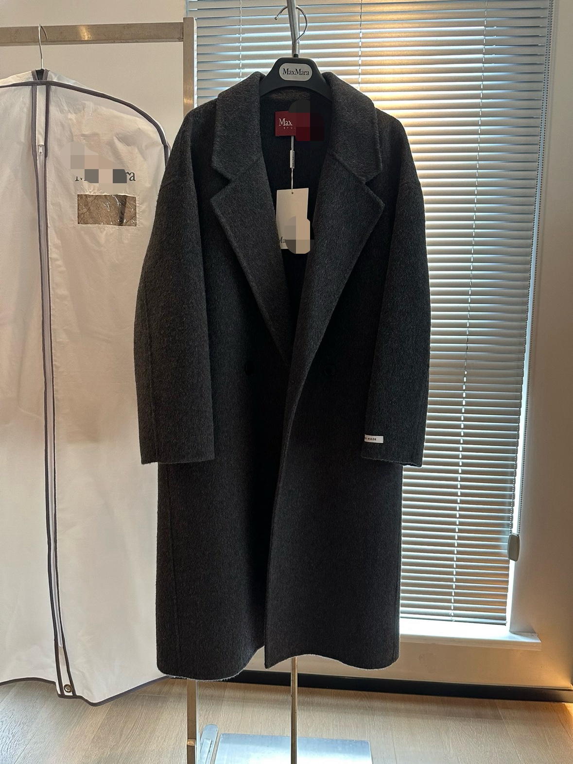 NO:638355,Max's classic 4-button coat is very simple but emphasizes texture and style. It is indeed the ultimate. Australian ultra-fine wool has a high density and is quite thick. The micro-cocoon shape of suit pants is very versatile. The upper body is full of high-end feel when matched casually. SM two sizes, s bust 112, length 108. Flash sale, special price, no refunds, no exchanges, no free shipping, business suit, alexander wang19860909Max经典4扣大衣 很简约但拼的是质感 是版型 确实做到了极致 澳洲超细羊毛 密度很高 相当厚实 西装裤微茧型版型 非常百搭 上身随意搭配都是满满高级感 SM两码 s胸围112 衣长108 福利秒杀,特价 不退不换不包邮,business suit,alexander wang,Women's clothing