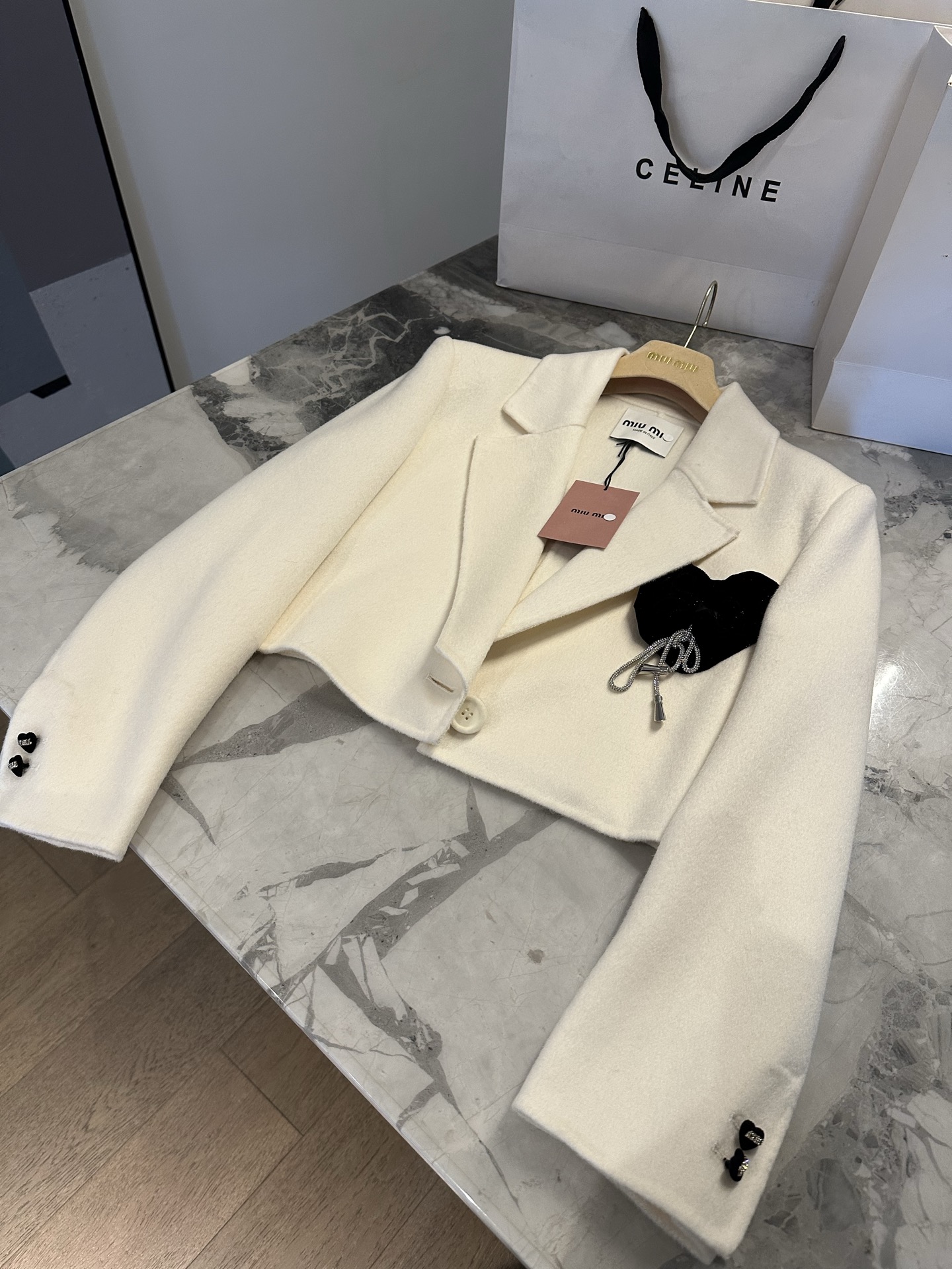 NO:638386,miu'min high-version high-count cashmere wool suit. Miu family's exclusive light luxury young style. Urban girls who pursue quality life. High-grade 10 cashmere fabric can definitely be called the ZG replacement version. High-gram weight custom-made wool fabric. The version is really wide. No need to iron. Always maintain a high-end look. SM two sizes.  wang19860909miu'min 高版本高支羊绒羊毛西装 miu家专属的轻奢年轻款型 追求品质生活的都市少女 高级10羊绒面料绝对称得上ZG平替版本了 高克重定制羊毛面料 版型真的很挺阔 无需熨烫 时刻保持高级造型 sm两码 s胸围102 衣长52 福利秒杀,特价 不退不换不包邮,miumiu,business suit,alexander wang,Women's clothing