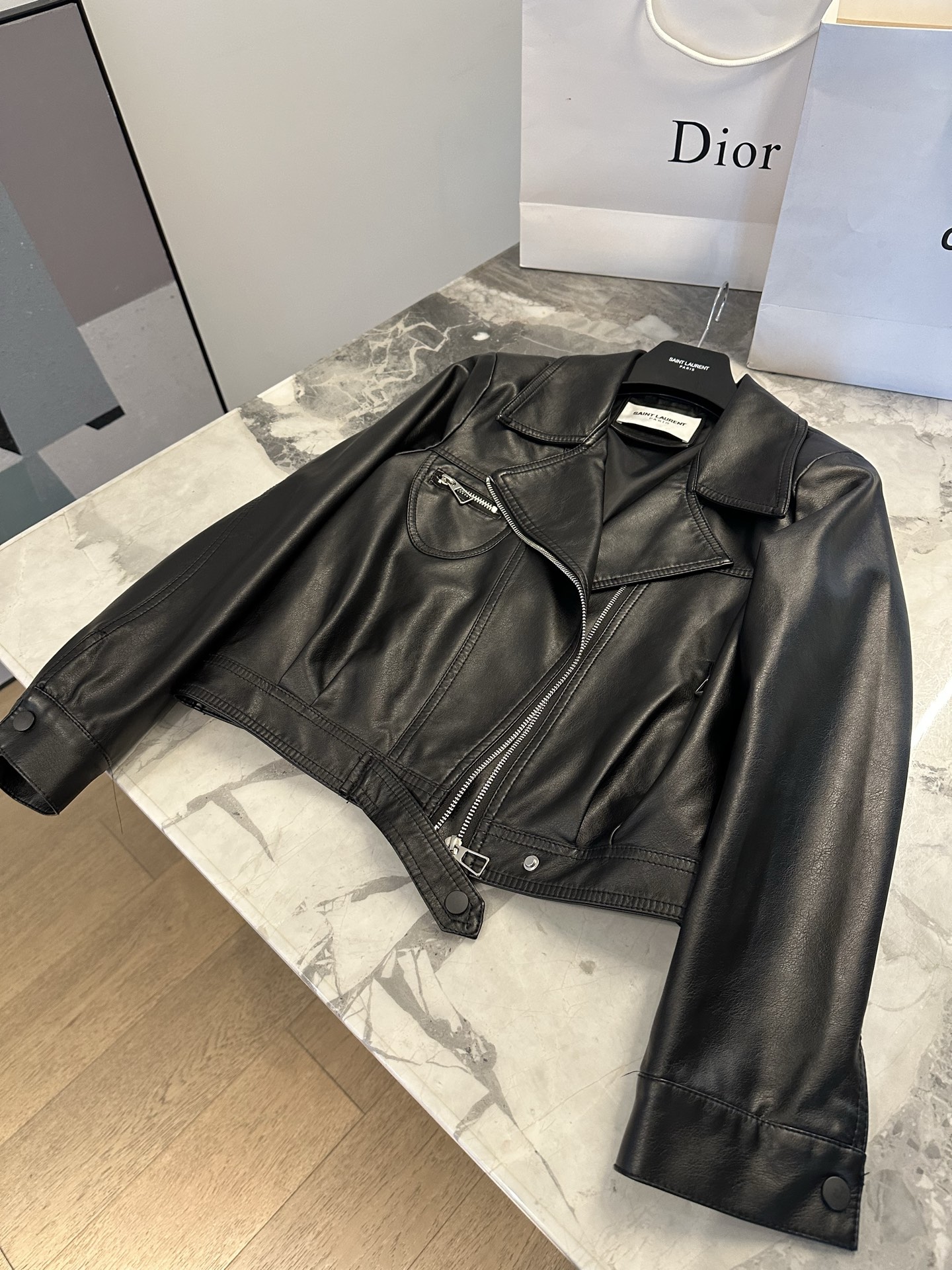 NO:638383,[Italian 'ZG popular leather jacket] YSL classic motorcycle model New Australian leather jacket Very simple and neat version Timeless classic Universal matching King Great for daily commuting Unique design style by the stylist Very soft to the touch This highly recommended SM two sizes S Bust 98 Length 54 Benefit flash sale, special price No return, no exchange, no free shipping, saint laurent, jackets & coats, leather jacket, alexander wang19860909【意大利'ZG爆款皮衣】YSL经典机车款 新款澳皮皮衣夹克 很简单利落的版型 永恒的经典 万能搭配王 太适合日常通勤 版型师独特设计风格 手感柔软无比 这款强烈推荐 SM两码 S胸围98 衣长54 福利秒杀,特价 不退不换不包邮,saint laurent,jackets & coats,leather jacket,alexander wang,Women's clothing