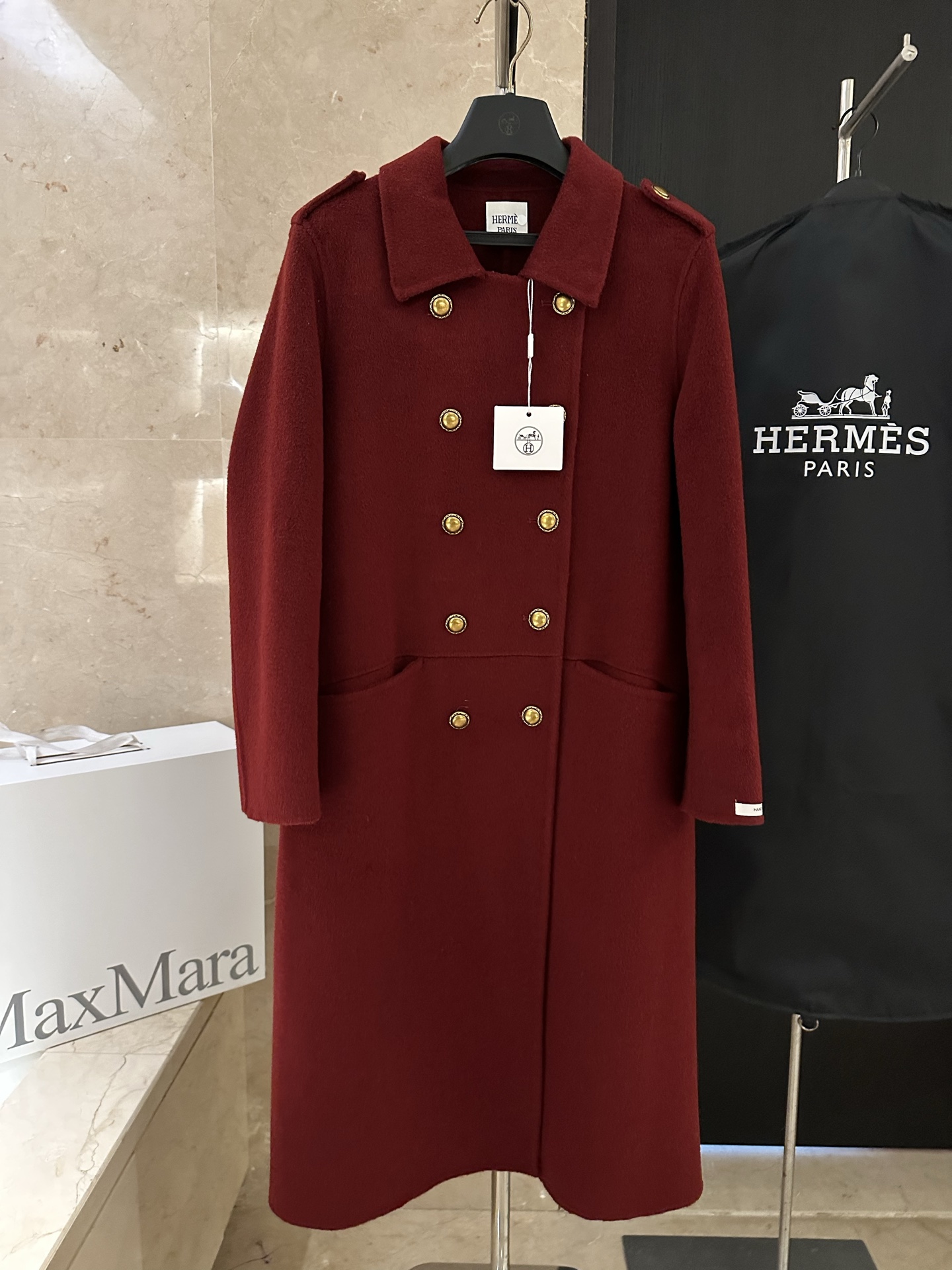 NO:638398,Advanced HerMe's pure white series. High-end cashmere coat. The workmanship is quite exquisite. It continues the popular design style of H family in the past two years. Retro-style double-breasted copper buttons. Full of class. Of course, the most important fabric is also made of New Zealand pure wool cashmere. SM two sizes. S bust 102. Length 108. Flash sale, special price. No return, no exchange, no free shipping, hermes, alexander wang19860909高级HerMe's纯白系列 高端羊绒大衣 做工相当精致 延续H家这两年大热的版型设计风格 复古风双排铜扣 档次感十足 当然最关键的面料也是采用新西兰纯羊毛羊绒 SM两码 s胸围102 衣长108 福利秒杀,特价 不退不换不包邮,hermes,alexander wang,Women's clothing