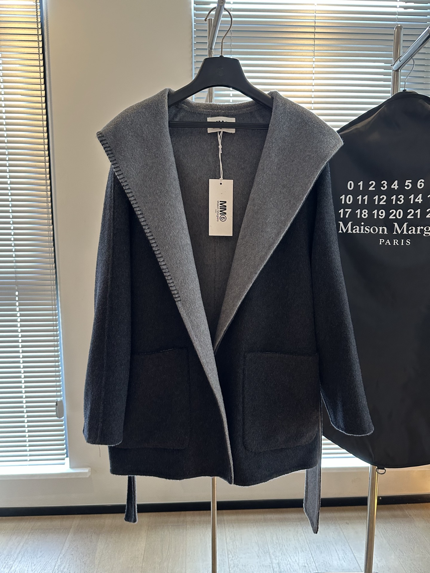 NO:638393,Maiso* Margiel* Margiel mini bathrobe cashmere coat created by H designers. Absolutely high-quality coat. Very simple design. Double-sided and two-color color matching. Half of the placket is designed with jumping color arch stitches. It shows the design style of fashion brands. The texture is super. This full score is recommended for babies. SM two sizes. S bust 106. Length 70. Bonus flash sale, special price. No refunds, no exchanges, no free shipping, masion  margiela,alexander wang19860909Maiso* Margiel* 马吉拉小浴袍羊绒大衣 H家设计师倾力打造 绝对的高品质大衣 很简约的款型设计 双面双色的颜色搭配 半边门襟做了跳色拱针设计 彰显了时尚潮牌的设计风格 质感超级棒 这款满分推荐给宝宝们 sm两码 s胸围106 衣长70 福利秒杀,特价 不退不换不包邮,masion margiela,alexander wang,Women's clothing