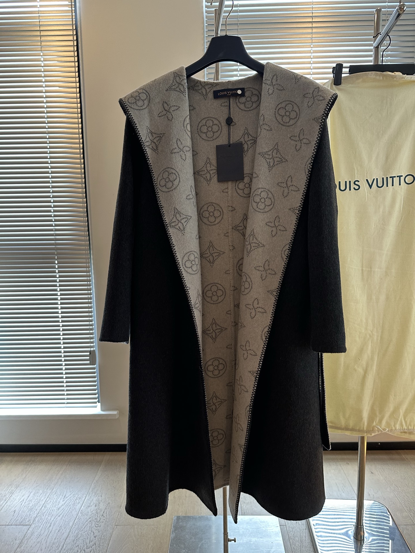 NO:638411,Louis Vu'n ZG same style bathrobe high-end cashmere coat. Customized brand fabric. Double-sided and two-color with logo pattern. The whole placket is made of arch stitch. It has a high-end feel. The upper body is really Fell. Unparalleled luxury experience. High-end high-count wool thickened fabric. The version is very stiff. SM two sizes.19860909Louis Vu'n ZG同款浴袍高端羊绒大衣 品牌定制面料 双面双色带有logo图案 整衣门襟拱针工艺 高级感十足 上身实在太有Fell了 无与伦比的奢华体验 高端高支羊毛加厚面料 版型非常挺括 SM两码 s胸围106 衣长112 福利秒杀,特价 不退不换不包邮,louis vuitton,alexander wang,Women's clothing