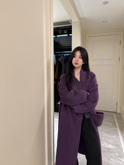 Elegant Wool Blend Coat with Detachable Bag - Designer Style 1 Elegant Wool Blend Coat with Detachable Bag - Designer Style