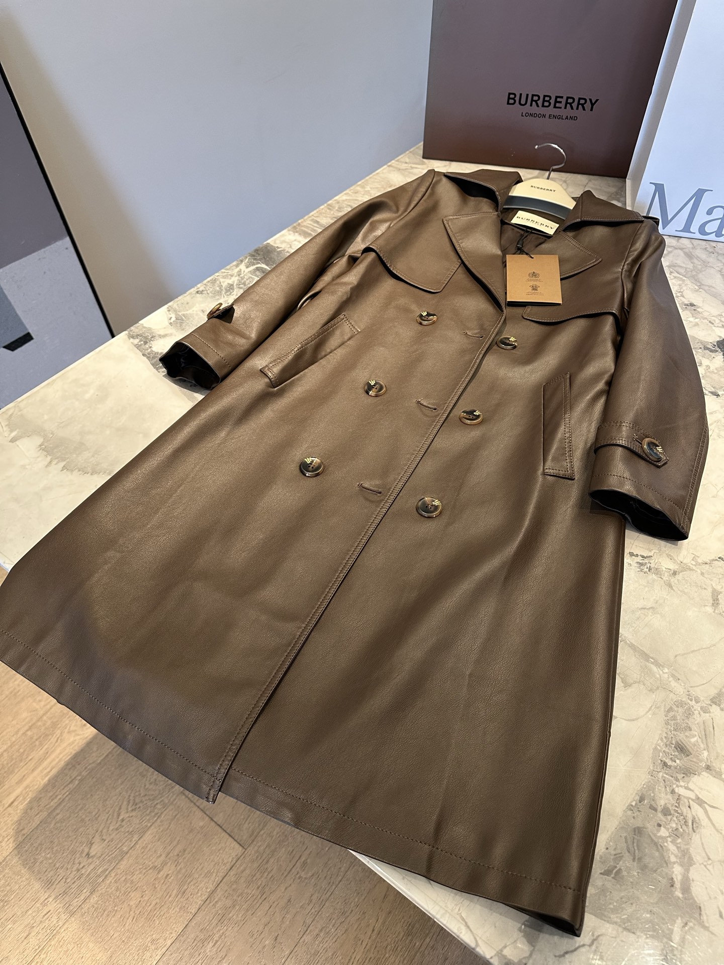 NO:638371,[Italy's ZG popular leather jacket] BURBERR'* Boboli Kensington trench leather trench coat. 2025 Paris Fashion Week new product release. BUR ZG-level new Australian leather trench coat. Timeless classic. The unique style of the stylist. The upper body is so fanciful. A must-have for autumn and winter. Unparalleled value for money. This product is highly recommended. SML size 3, bust 96, length 98, bonus flash sale, special price  No return, no exchange, no free shipping, burberry, leather jacket, alexander wang19860909【意大利'ZG爆款皮衣】BURBERR'* 博博利肯辛顿战壕皮风衣 2025巴黎时装周新品发布同款 BUR ZG级新款澳皮皮衣风衣 永恒的经典 版型师独一无二的风格 上身太有fan了 秋冬两用出街必备 性价比无与伦比 这款强烈推荐 SML三码 S胸围96 衣长98 福利秒杀,特价 不退不换不包邮,burberry,leather jacket,alexander wang,Women's clothing