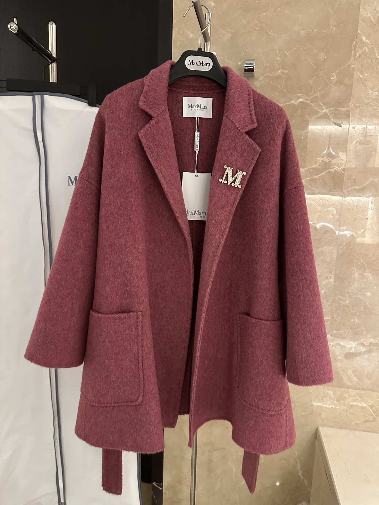 NO:638395,MaxMara classic bathrobe, the same style as the M store. Timeless classic. Order now and get the same M brooch with diamonds from the value store. The fabric is upgraded. The weight is very thick. 90 high-count wool and cashmere. The workmanship details are also in place. The arch stitch of the whole dress is 2k+ quality. I also like the color. SM two sizes.  wang19860909MaxMara经典浴袍款 M家专柜同款 永恒经典 现在下单还赠送价值专柜同款M带钻胸针 面料升级 高克重很厚实 90高支羊毛羊绒 做工细节也是相当到位 整衣拱针 妥妥2k+的品质 这款颜色也是超级喜欢的 SM两码 s胸围106 衣长80 福利秒杀,特价 不退不换不包邮,brooch，breastpin,alexander wang,Women's clothing