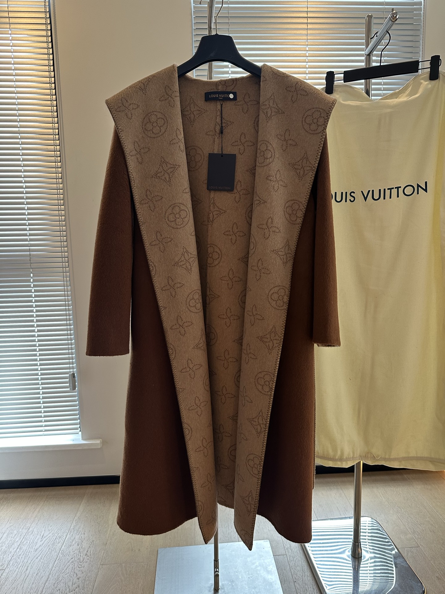 NO:638394,Louis Vu'n ZG same style bathrobe high-end cashmere coat. Customized brand fabric. Double-sided and two-color with logo pattern. The whole placket is made of arch stitch. Full sense of luxury. The upper body is really Fell. Unparalleled luxury experience. High-end 90 high-count wool thickened fabric. The version is very crisp. SM two sizes.19860909Louis Vu'n ZG同款浴袍高端羊绒大衣 品牌定制面料 双面双色带有logo图案 整衣门襟拱针工艺 高级感十足 上身实在太有Fell了 无与伦比的奢华体验 高端90高支羊毛加厚面料 版型非常挺括 SM两码 s胸围106 衣长112 福利秒杀,特价 不退不换不包邮,louis vuitton,alexander wang,Women's clothing