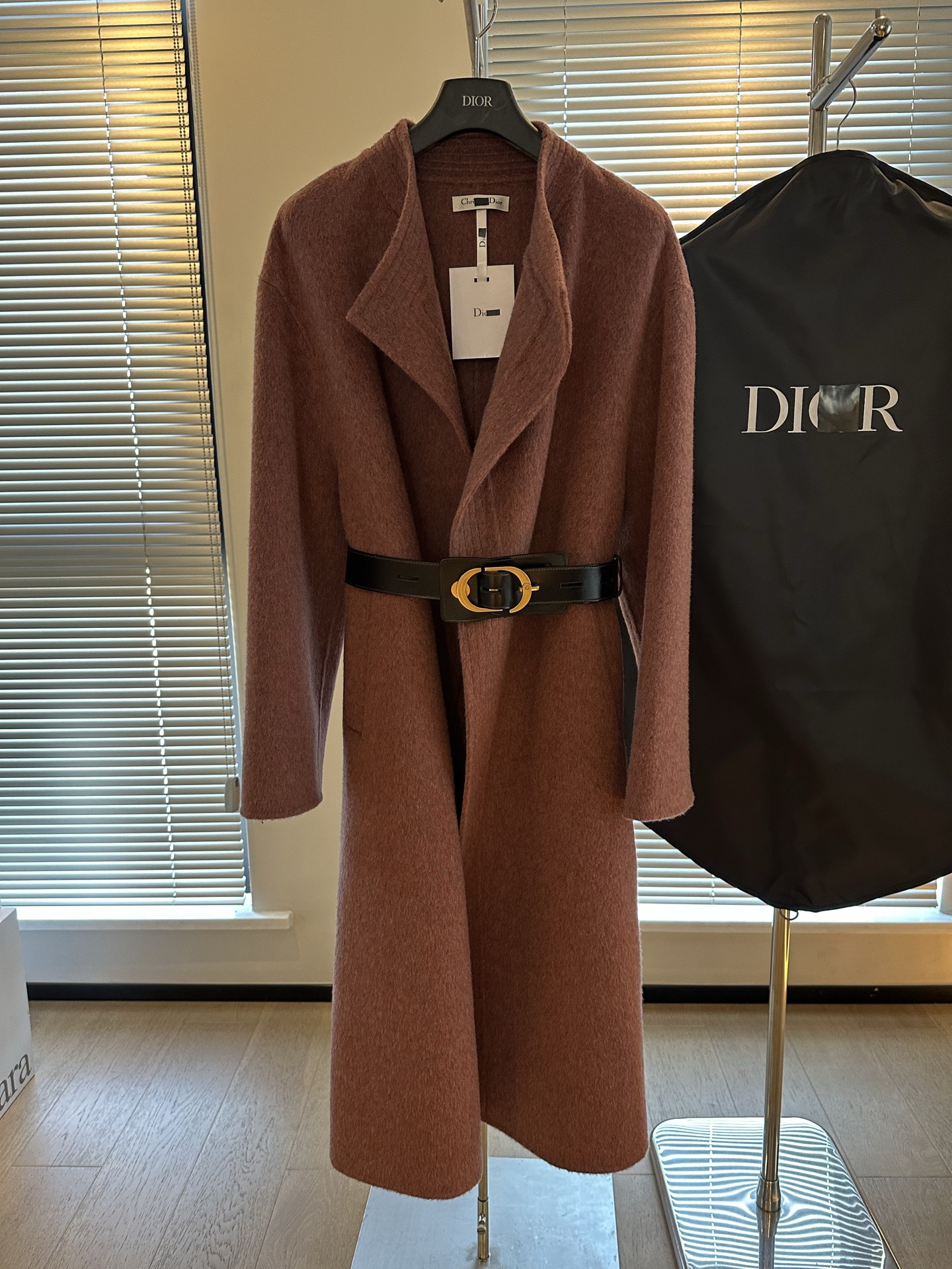 NO:638412,[25' French ZG Limited] Christi* D*or is a very high-quality yak + mulberry silk + Australian wool coat di*r plus version. The most popular Andean long-haired alpaca fabric. The whole garment continues the minimalist concept advocated by CD designers. It is equipped with a New Zealand calfskin belt with CD logo. It has a high-end, luxurious and tolerant feel. Two sizes sm, s bust 112, length  Welfare flash sale, special price, no refund, no exchange, no free shipping, cowhide, alexander wang19860909【25'法国ZG限定】Christi* D*or 非常高品质的一款牦牛绒+桑蚕丝+澳毛大衣 di*r plus版 时下最流行的安第斯长毛羊驼面料 整衣延续cd设计师崇尚的极简概念 配备了一款带有CD logo的新西兰小牛皮腰带 高级感 奢华感 包容性都挺好的淋漓尽致 sm两码 s胸围112 衣长 福利秒杀,特价 不退不换不包邮,cowhide,alexander wang,Women's clothing