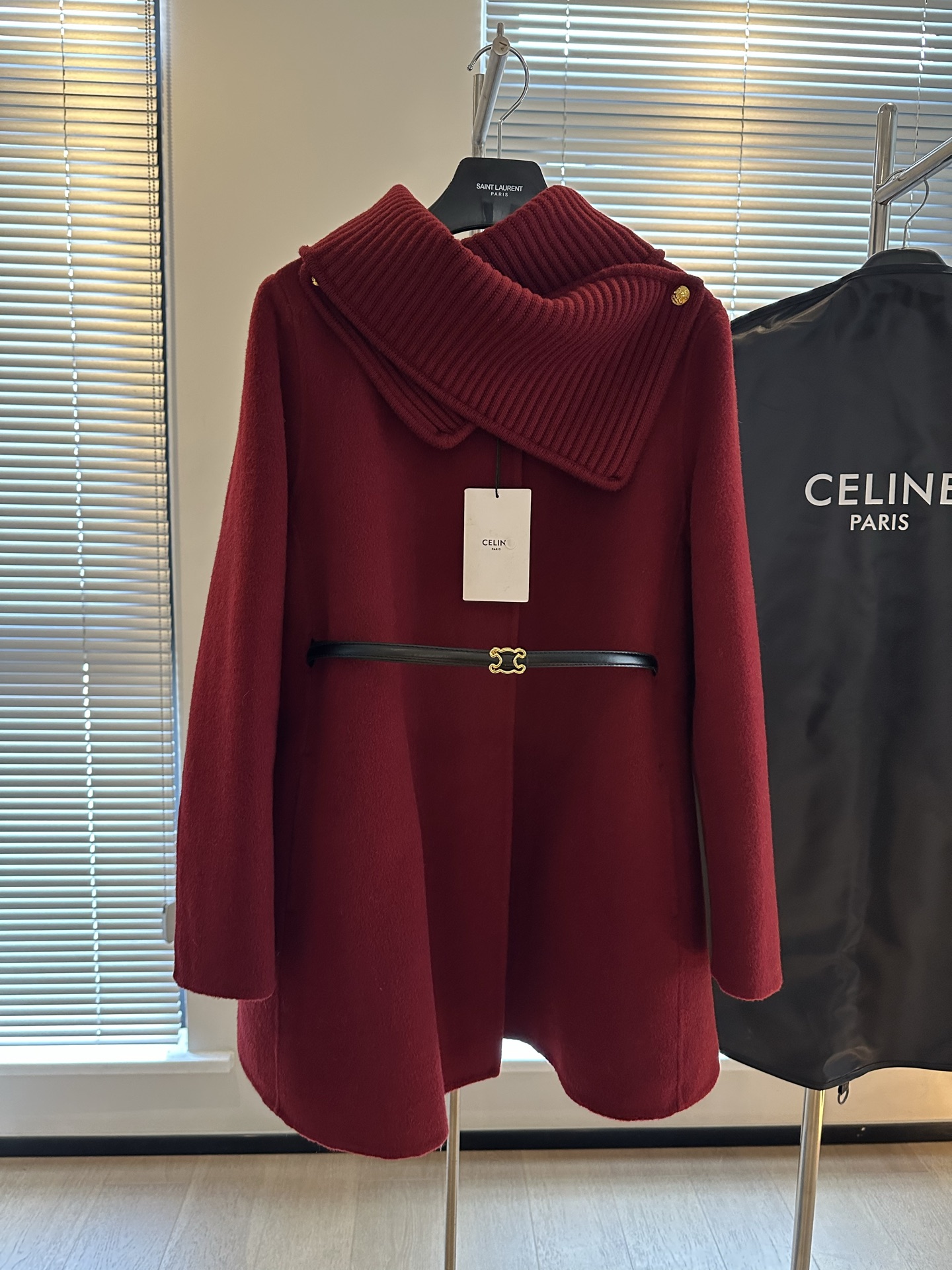 NO:689403,CELI*E PARIS Customized model by a French designer. Not all reds are called 'CEL red'. This burgundy coat has the gentlest sense of luxury in winter. The high-neck knitted stitching makes it feel like being gently embraced by French romance; a belt instantly outlines elegant curves. It can be worn in many ways. A very atmospheric high-end cashmere coat. 10 cashmere content makes the whole outfit soft and crisp. SM two sizes, bust size 106, length 75  Welfare flash sale, Celine-clothing, celine, celine,19860909CELI*E PARIS 法国设计师定制款 不是所有红色都叫“CEL红”.这件酒红大衣,是冬日里最温柔的高级感.高领针织拼接,像被法式浪漫温柔环抱；腰带一系,瞬间勾勒出优雅曲线 一衣多种穿法 非常有氛围感的一款高级羊绒大衣 10山羊绒含量 使得整衣柔软挺括 SM两码 s胸围106 衣长75 福利秒杀,赛琳-服装,celine,celine,,Women's clothing