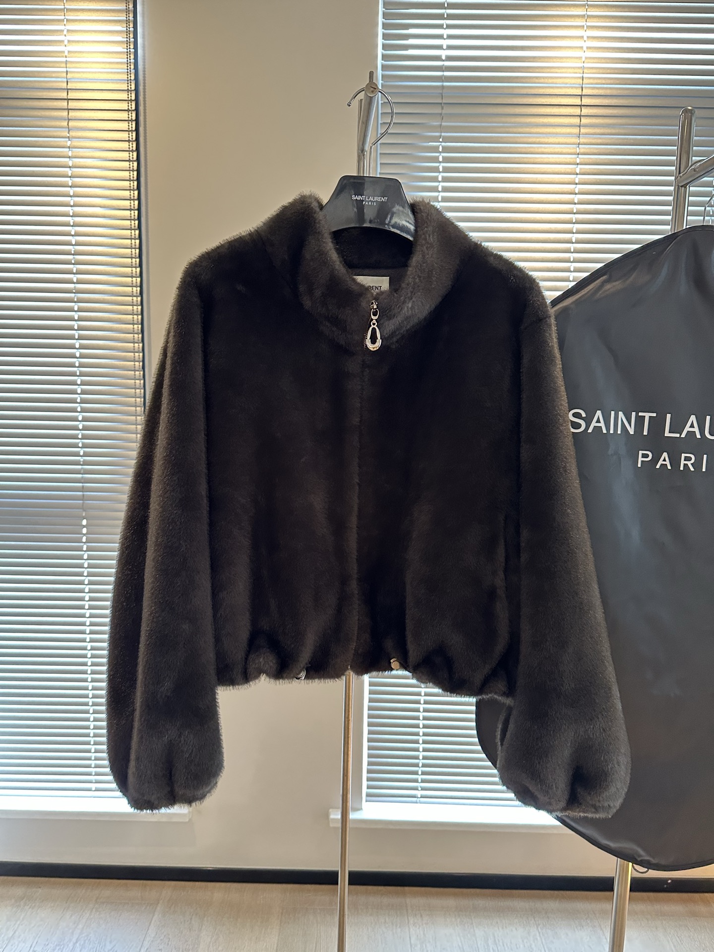 NO:689401,Saint Launit Saint Launit European version of the trendy fur ZG has the same style for more than 2W. Imported Shenandoah mink. Mink texture. The bottom velvet is as thick as silver orchid. A very luxurious warm-keeping artifact. It feels soft and comfortable. The velvet is thickened. The inside is composite hot stamping. The sense of class is invincible. Very easy to take care of. The thermal insulation effect is also excellent. An environmentally friendly fur jacket that must be purchased this New Year. Two sizes sm. Bust 120 and length 55.  Welfare flash sale, Saint Laurent-clothing, saint laurent, saint laurent, jackets & coats,19860909Saint Launit 圣*兰 欧版潮款皮草ZG同款2W多 进口雪兰貂 水貂质感 底绒如银兰般厚实 十分奢华的一款保暖神器 手感柔软舒适 加绒加厚 内里复合烫金 档次感无敌 非常好打理 保暖效果也是一级棒 今年新年必入的一款环保皮草外套 sm两码 s胸围120 衣长55 福利秒杀,圣罗兰-服装,saint laurent,saint laurent,jackets & coats,,Women's clothing