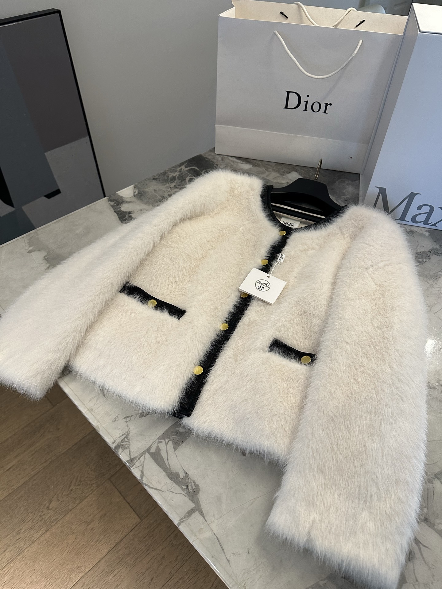 NO:689400,HMS trendy fur This version is also so beautiful. Imported Shenandoah mink and fox fur eco-friendly fur is paired with imported sheepskin placket and is decorated with gold metal buckles. It is a very luxurious warm-keeping artifact. It feels soft and comfortable. It is thickened with velvet. The interior is compound and hot stamped. It has an invincible sense of quality. It is very easy to take care of. The thermal insulation effect is also excellent. A must-have fur jacket for this New Year. Two sizes sm, s bust 106, length 62  Welfare flash sale, Hermès-clothing,hermes,jackets & coats,sheepskin,19860909HMS 潮款皮草 这个版也太好看了 进口雪兰貂狐狸毛环保皮草配上进口绵羊皮门襟 还配上了金色金属扣作为点缀 十分奢华的一款保暖神器 手感柔软舒适 加绒加厚 内里复合烫金 档次感无敌 非常好打理 保暖效果也是一级棒 今年新年必入的一款皮草外套 sm两码 s胸围106 衣长62 福利秒杀,爱马仕-服装,hermes,jackets & coats,sheepskin,,Women's clothing