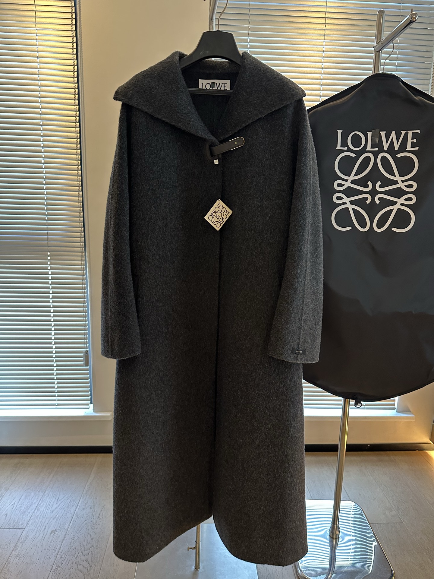 NO:710902,LW Loewe 25 new cashmere coat. Minimalist cowhide leather buckle embellishment. The silhouette wraps up the elegant soul of autumn and winter. The lapel design has its own retro aristocratic temperament. It is a low-key luxury statement. It uses high-grade 90 wool cashmere and has a delicate feel. The shape is stiff and the upper body drape texture is very online. The sense of luxury that can be felt at a glance. SM two sizes. S bust 106. Length 112. Welfare flash sale, Loewe-clothing, loewe, cowhide,19860909LW 罗威25新款羊绒大衣 极简的牛皮皮扣点缀 廓形包裹住秋冬的优雅灵魂 翻领设计自带复古贵族气质 是低调的奢华宣言 采用高级别90羊毛羊绒 手感细腻 版型挺括 上身垂感质感都很在线 一眼就能感受的高级感 SM两码 s胸围106 衣长112 福利秒杀,罗意威-服装,loewe,cowhide,,Women's clothing