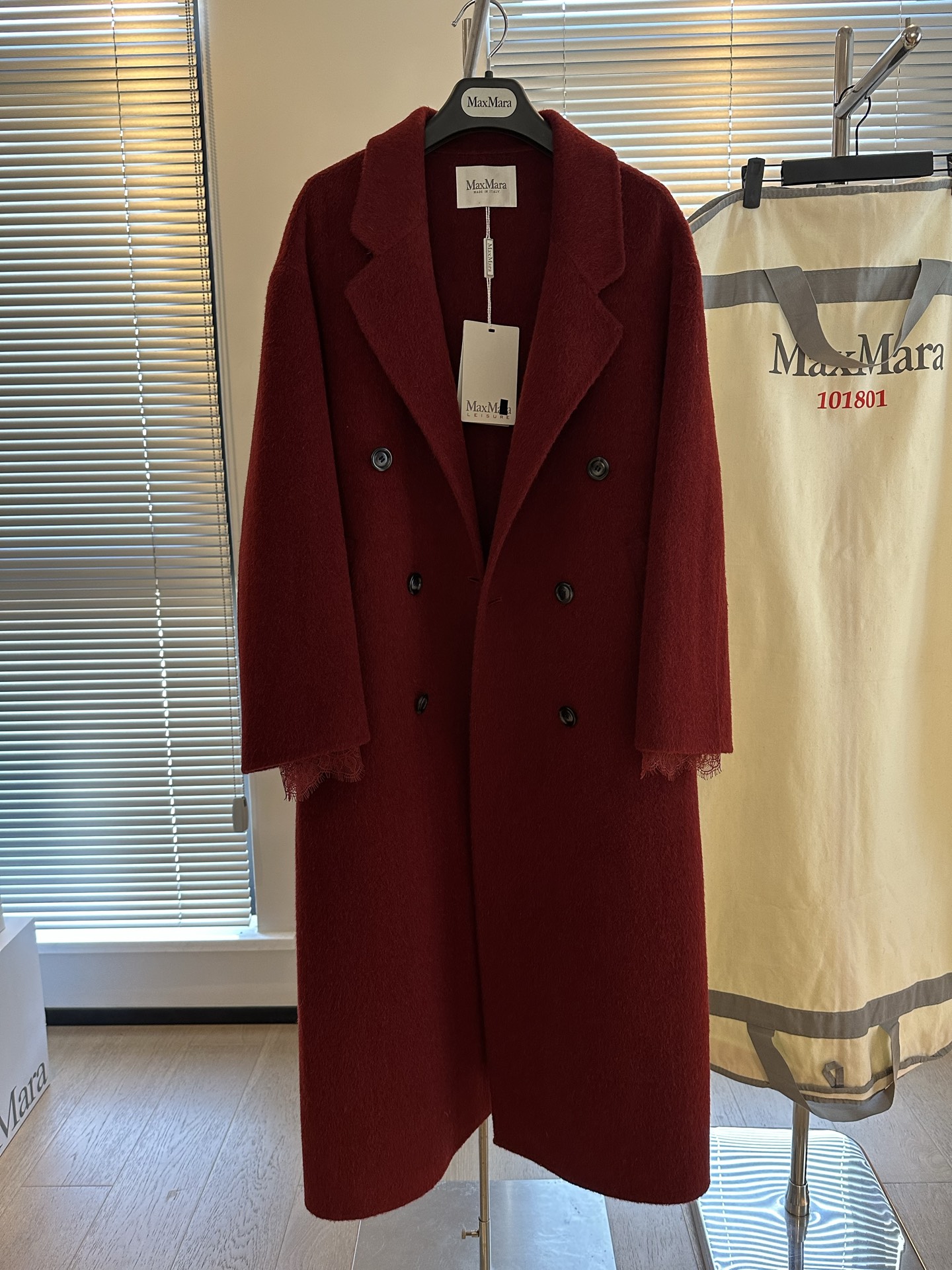 NO:710906,MaxMara 101801 Suri alpaca coat has been upgraded this year. The cuffs are equipped with lace. The whole coat is more gentle. It uses high-end fabrics. Actual measurement: 11 Peruvian suri alpaca 88 high-count fine wool. Price of Xubaoduo+. Exquisite workmanship. Same style at the counter with high-end luxury. Unparalleled. A classic coat that can be worn for 10 years. Full marks recommended.19860909MaxMara 101801苏力羊驼绒大衣 今年做了升级 袖口搭配了蕾丝边 整衣更显温柔 采用高端面料 实测11秘鲁suri羊驼 88高支细羊毛 某宝妥妥+的售价 做工精致 专柜同款搭配高端奢华 无与伦比 一件能穿10年的经典大衣 满分推荐 SM两码 s胸围106 衣长110 秒杀,麦丝玛拉-服装,,Women's clothing