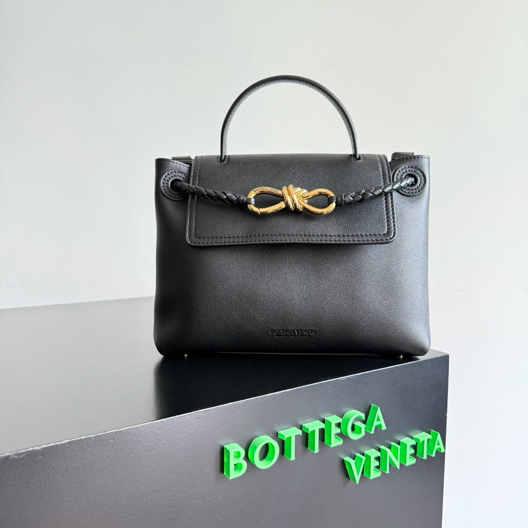 🟡🟡🟡Bottega Veneta's latest Ciao Ciao bag features smooth calf leather with a dual-flap design, adorned with the iconic twisted knot detail. It has a hidden hook closure that can secure the front flap or connect to the INTRECCIATO woven inner pocket. The bag comes with an adjustable and detachable crossbody strap, internal compartments, and a zip pocket. The surprise flap design offers versatility: Style 1 - covering the bag face, revealing the knot decoration; Style 2 - placing the flap inside the bag with a loop; Style 3 - holding the top handle in a U-shape position inside the bag. Style number: 835835. Dimensions: 26x19x10.5cm. image 1
