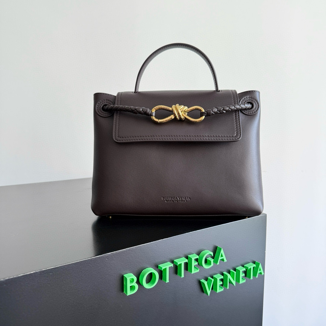 🟡🟡🟡Bottega Veneta's latest Ciao Ciao bag features smooth calf leather with a dual-flap design, adorned with the iconic twisted knot detail. It has a hidden hook closure that can secure the front flap or connect to the INTRECCIATO woven inner pocket. The bag comes with an adjustable and detachable crossbody strap, internal compartments, and a zip pocket. The surprise flap design offers versatility: Style 1 - covering the bag face, revealing the knot decoration; Style 2 - placing the flap inside the bag with a loop; Style 3 - holding the top handle in a U-shape position inside the bag. Style number: 835835. Dimensions: 26x19x10.5cm. image 1