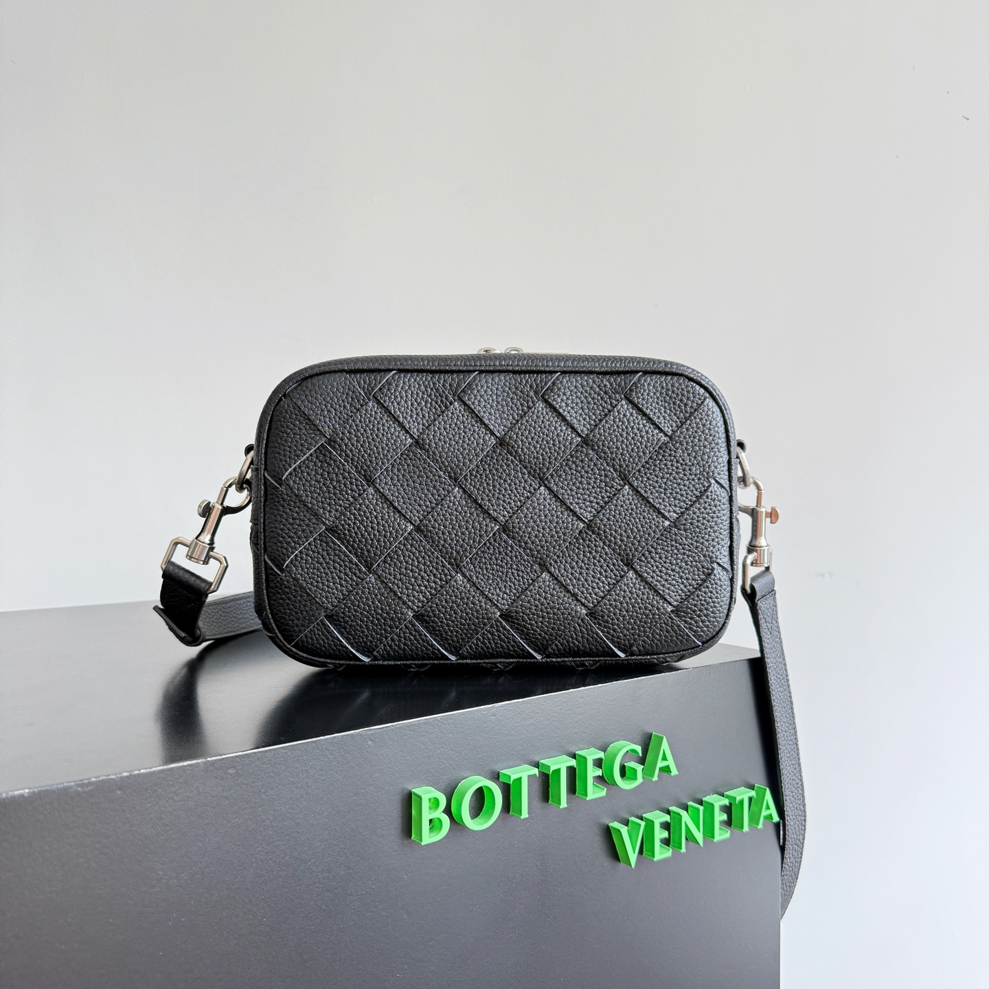 🔥🔥🔥 BOTTEGA VENETA Small INTRECCIATO Woven Camera Bag  
This classic BV camera bag is an evolution of the iconic weaving technique, blending practicality with style to meet versatile needs. Handcrafted from signature leather, it is lightweight with ample capacity. The shoulder strap is detachable and adjustable, allowing it to be worn crossbody or used as a toiletry bag in your luggage for easy daily organization. It also features a charm holder to showcase your personality 😊. No matter how complex the world is, everything feels better with this bag by your side.  
Style No.: 755923  
Dimensions: 24.5 x 15 x 6 cm image 1