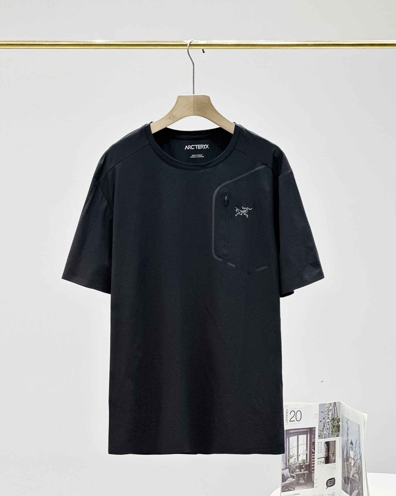💰105
始祖鸟ARC‘TERYX*2024夏新款凉感冰丝速干T恤休闲冰丝速干短袖T恤
熟悉的爆款配方!!青岛外贸工厂出品!!特供线上和柜子的货!今年你必备的一款单品!
可户外可休闲,可商务的一款冰丝速干T! 纯捡漏!!
全部出口冰丝面料打造,手感凉爽细腻,这是毋庸置疑的!面料属于运动料,速干透气,弹性垂感抗皱,耐磨 款式非常不错, 使整个线条更加流畅, 无论是日常运动,还是户外高尔夫,都是超棒!! 推荐给所有人,好东西别错过!
三标辅料包装袋更是一应俱全,各方面都是非常牛的,毕竟线上和柜子的东西,这样的细节才能彰显档次,好的短袖永远不会嫌多,强烈推荐给兄弟们 入手两件不过分!
颜色:象牙白 绿色 灰色 黑色
尺码 L XL XXL 3XL 4XL
胸围 衣长 适合体重
L 108 66 90-110
XL 112 68 110-130
2XL 116 70 130-150
3XL 120 72 150-170
4XL 124 74 170-190