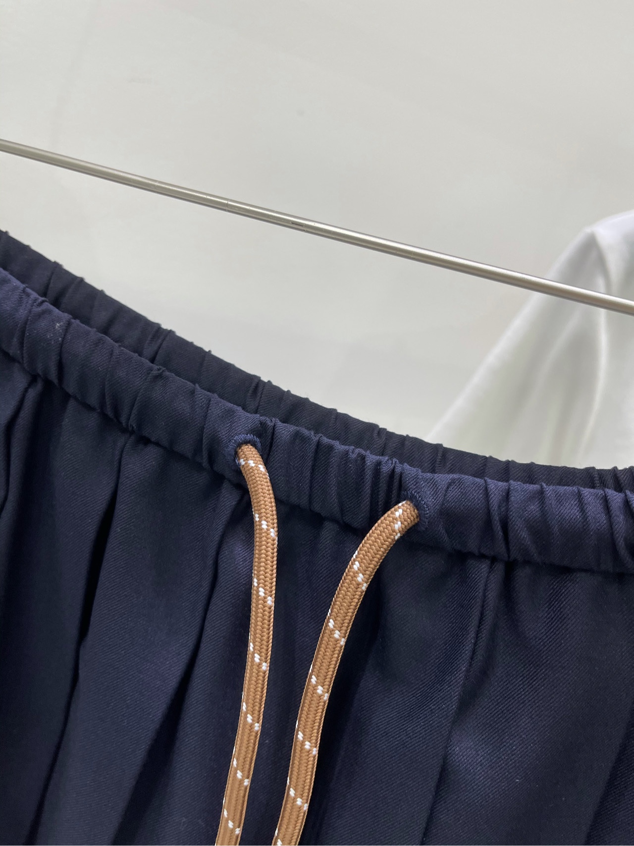 【M咖绳藏蓝百褶短裙】🔺，面料：精纺棉羊毛颜色：藏蓝色Miu爆单推荐，25春夏新品！泰风校服中长款压褶半