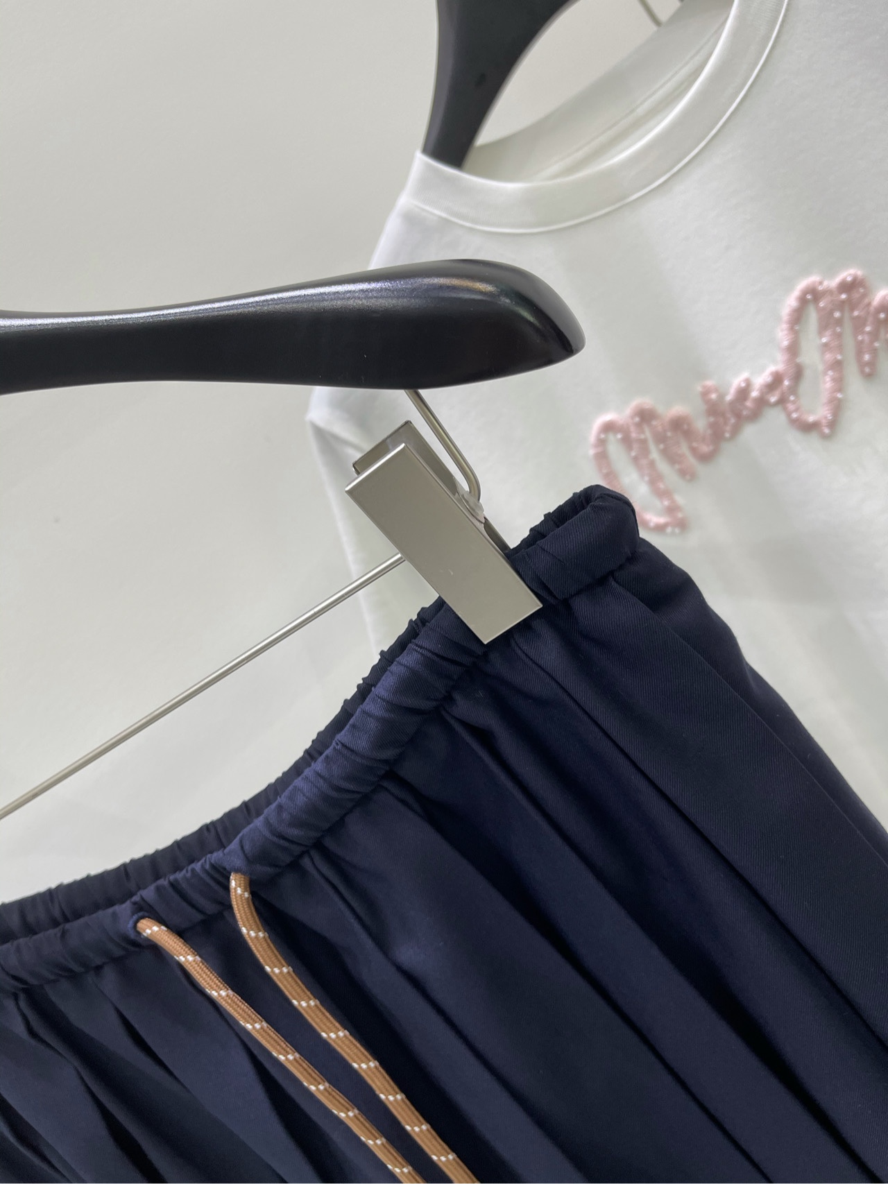 【M咖绳藏蓝百褶短裙】🔺，面料：精纺棉羊毛颜色：藏蓝色Miu爆单推荐，25春夏新品！泰风校服中长款压褶半