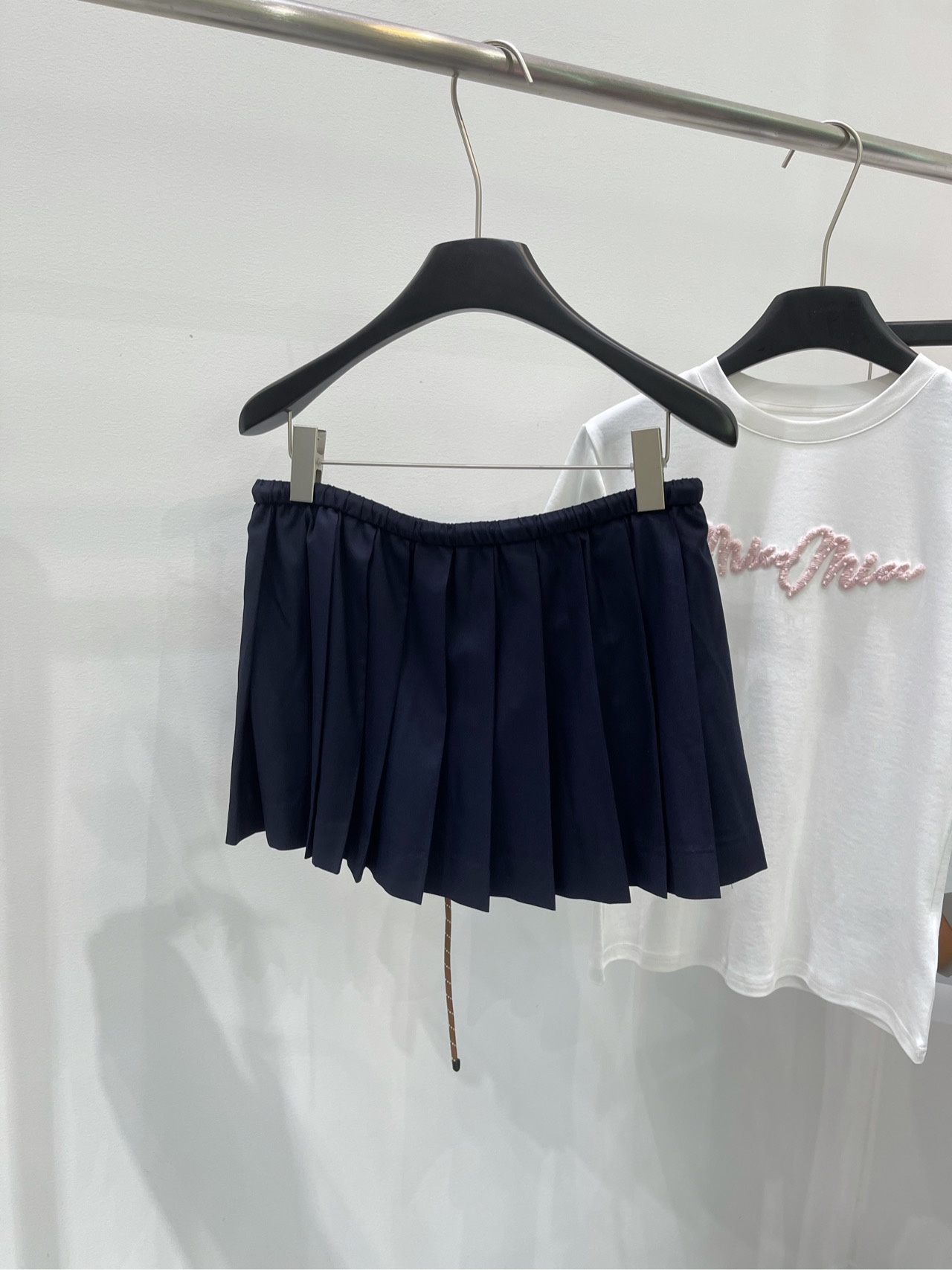 【M咖绳藏蓝百褶短裙】🔺，面料：精纺棉羊毛颜色：藏蓝色Miu爆单推荐，25春夏新品！泰风校服中长款压褶半