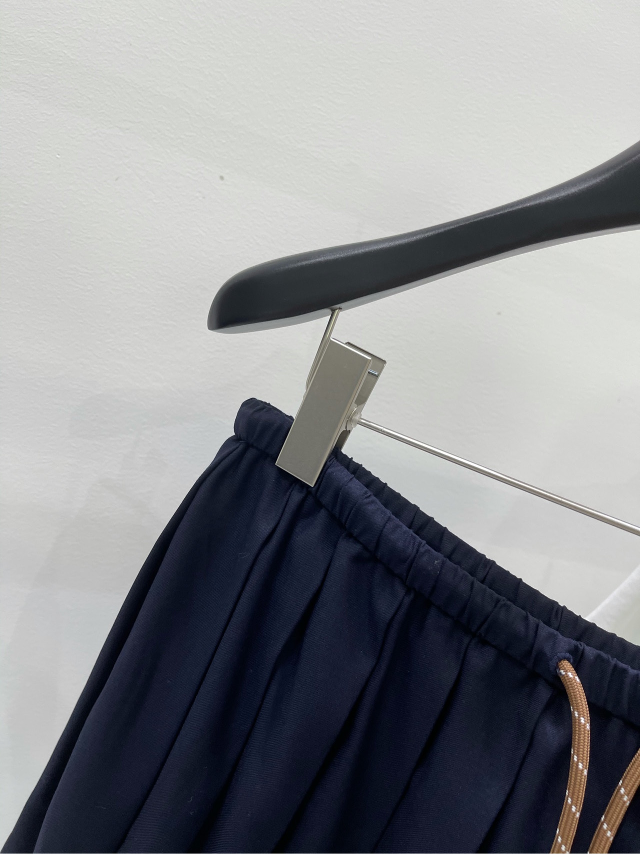 【M咖绳藏蓝百褶短裙】🔺，面料：精纺棉羊毛颜色：藏蓝色Miu爆单推荐，25春夏新品！泰风校服中长款压褶半