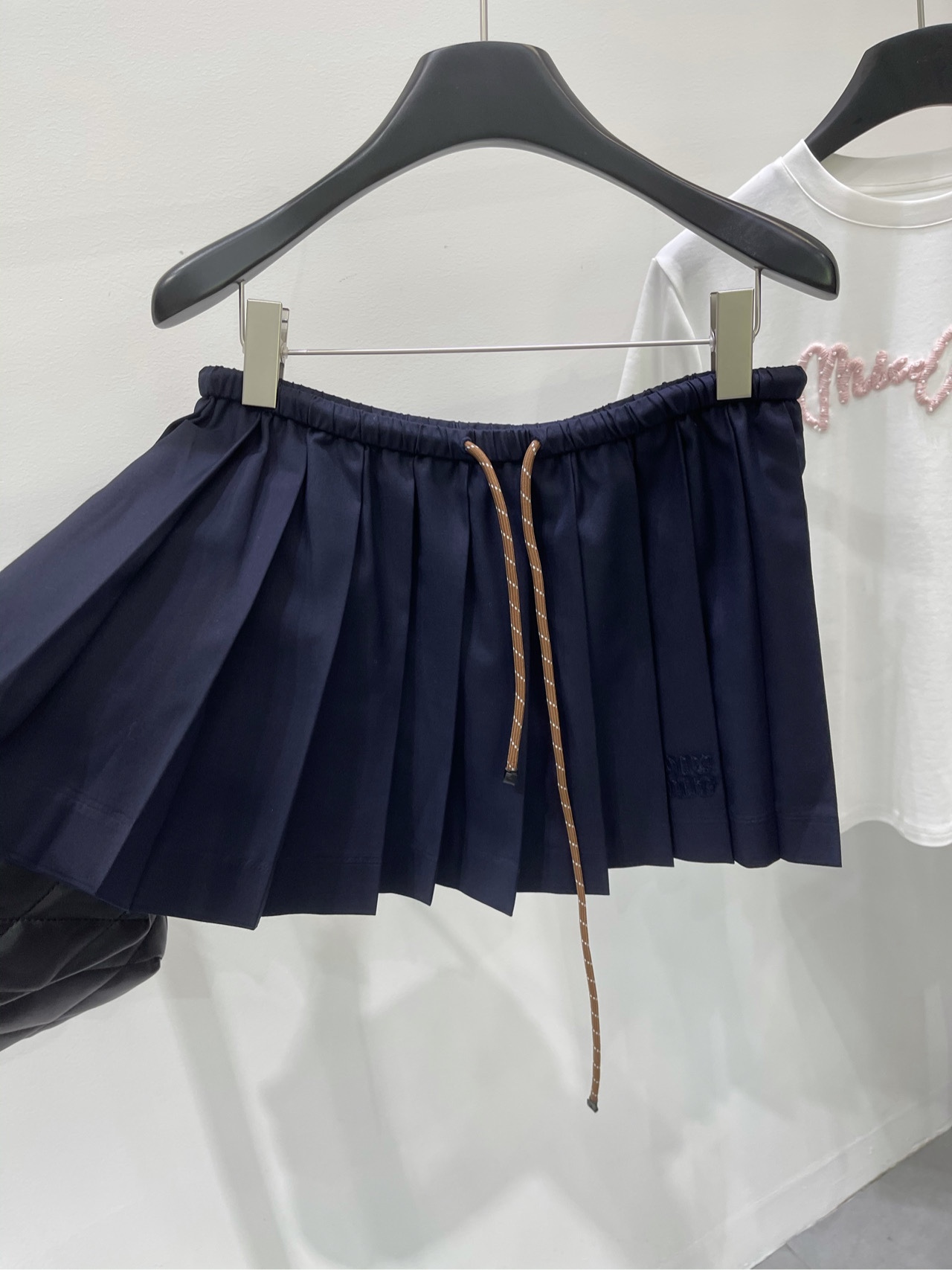 【M咖绳藏蓝百褶短裙】🔺，面料：精纺棉羊毛颜色：藏蓝色Miu爆单推荐，25春夏新品！泰风校服中长款压褶半