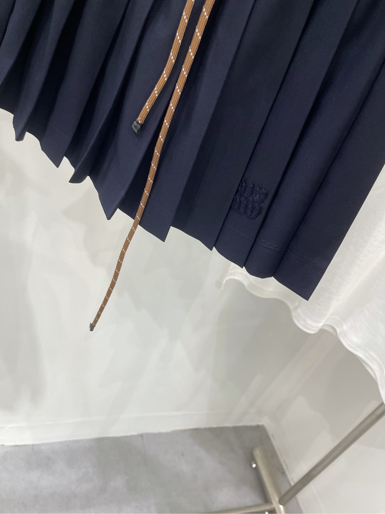 【M咖绳藏蓝百褶短裙】🔺，面料：精纺棉羊毛颜色：藏蓝色Miu爆单推荐，25春夏新品！泰风校服中长款压褶半