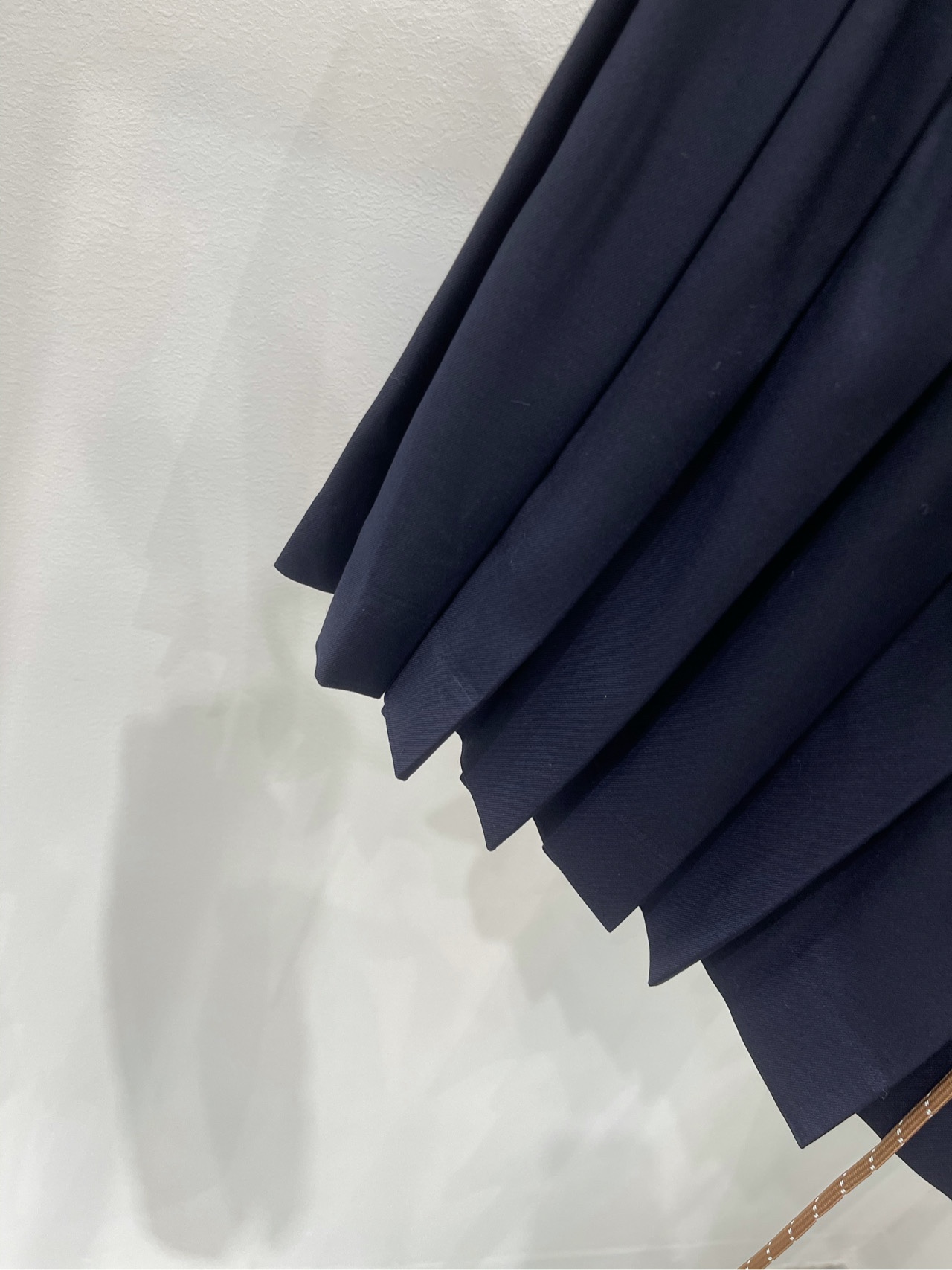 【M咖绳藏蓝百褶短裙】🔺，面料：精纺棉羊毛颜色：藏蓝色Miu爆单推荐，25春夏新品！泰风校服中长款压褶半