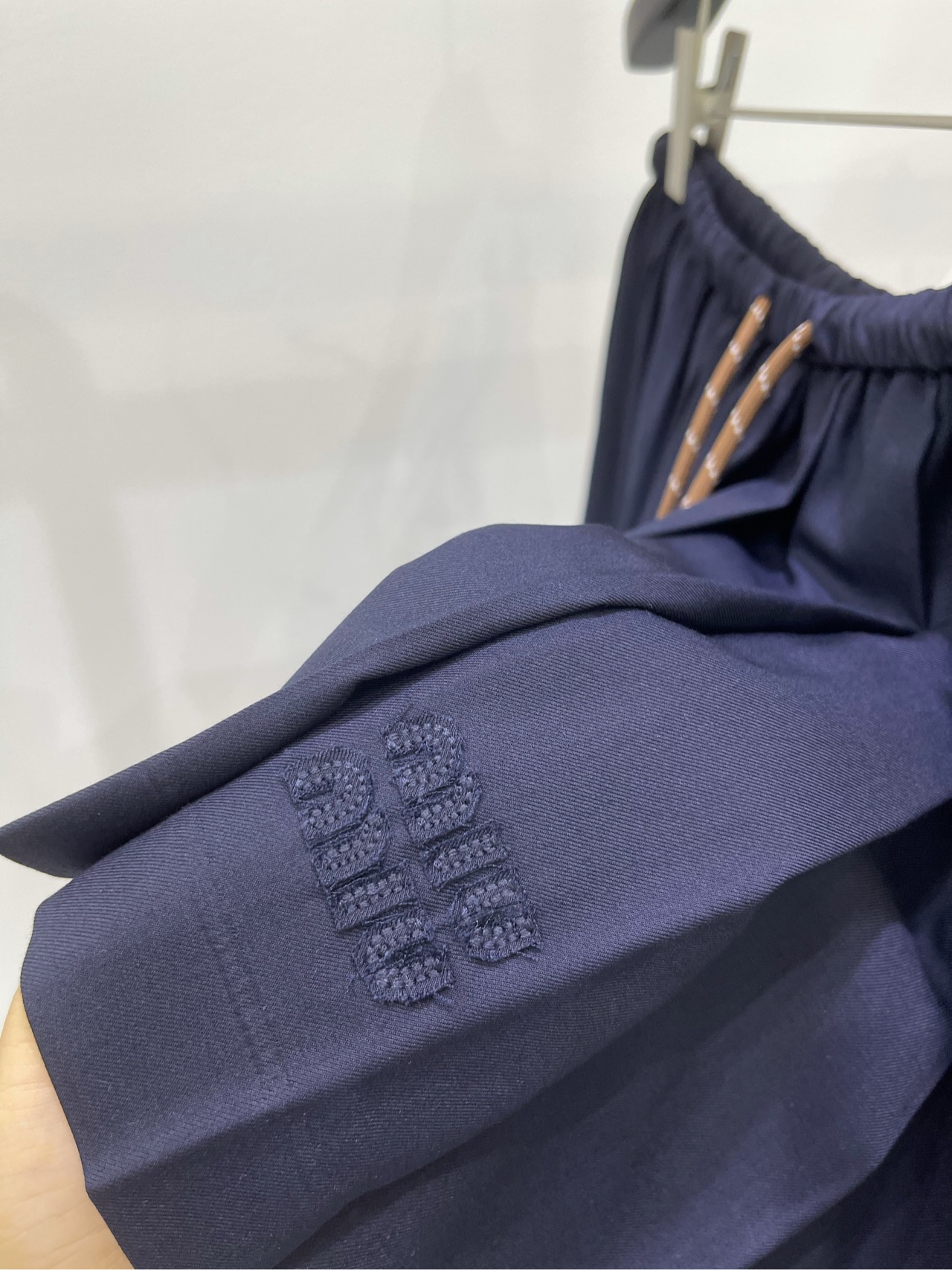 【M咖绳藏蓝百褶短裙】🔺，面料：精纺棉羊毛颜色：藏蓝色Miu爆单推荐，25春夏新品！泰风校服中长款压褶半